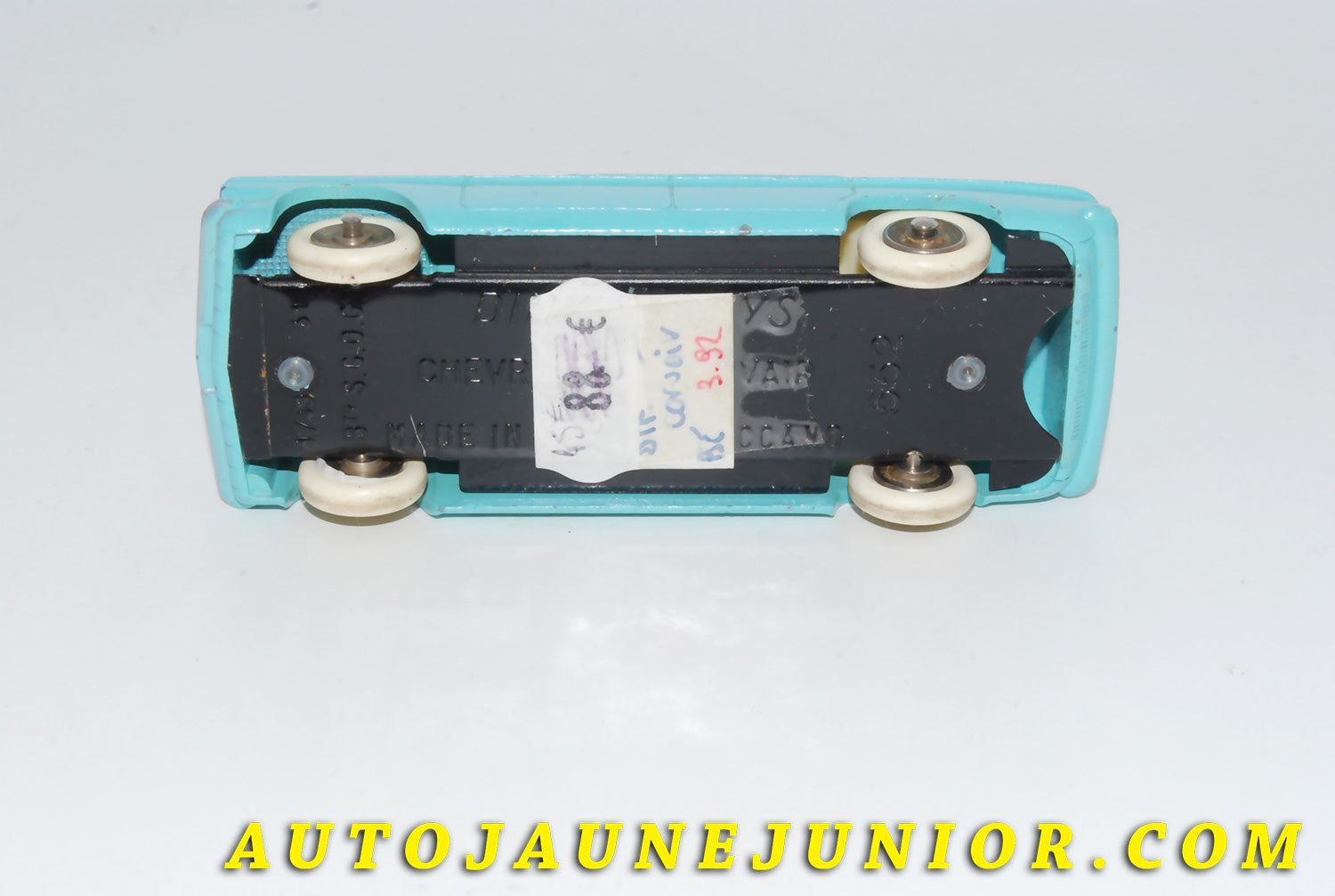 Le #4604 - Dinky Toys - Chevrolet - Corvair est en vente sur Auto Jaune Junior ! Tekno, Politoys, Mebetoys, Mercury, Joal, Diapet, Märklin, TootsieToys.Vous avez le même jouet ? Profitez de notre expertise pour vous accompagner dans la vente de vos modèles ou votre collection ! Nous achetons tous lots de miniatures ! Contactez nous ! contact@autojaunejunior.com. 