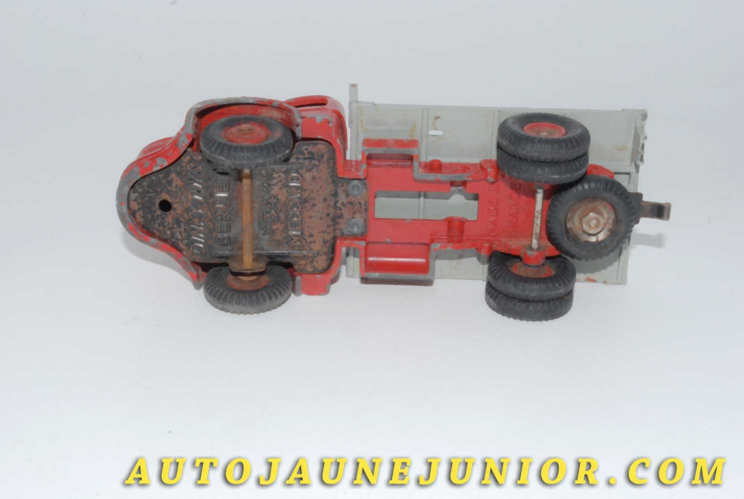 Le #4607 - Dinky Toys - Berliet - GLR plateau container est en vente sur Auto Jaune Junior ! Tekno, Politoys, Mebetoys, Mercury, Joal, Diapet, Märklin, TootsieToys.Vous avez le même jouet ? Profitez de notre expertise pour vous accompagner dans la vente de vos modèles ou votre collection ! Nous achetons tous lots de miniatures ! Contactez nous ! contact@autojaunejunior.com. 