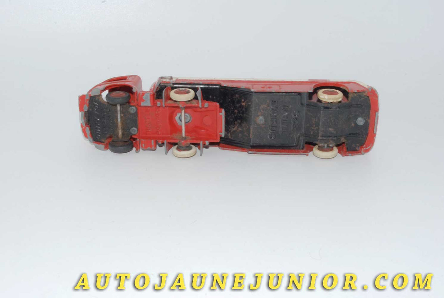 Le #4610 - Dinky Toys - Panhard - Movic semi remorque citerne Esso est en vente sur Auto Jaune Junior ! Tekno, Politoys, Mebetoys, Mercury, Joal, Diapet, Märklin, TootsieToys.Vous avez le même jouet ? Profitez de notre expertise pour vous accompagner dans la vente de vos modèles ou votre collection ! Nous achetons tous lots de miniatures ! Contactez nous ! contact@autojaunejunior.com. 