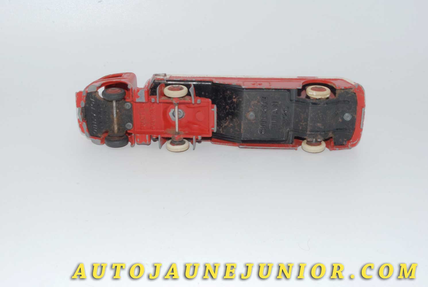 Le #4610 - Dinky Toys - Panhard - Movic semi remorque citerne Esso est en vente sur Auto Jaune Junior ! Tekno, Politoys, Mebetoys, Mercury, Joal, Diapet, Märklin, TootsieToys.Vous avez le même jouet ? Profitez de notre expertise pour vous accompagner dans la vente de vos modèles ou votre collection ! Nous achetons tous lots de miniatures ! Contactez nous ! contact@autojaunejunior.com. 