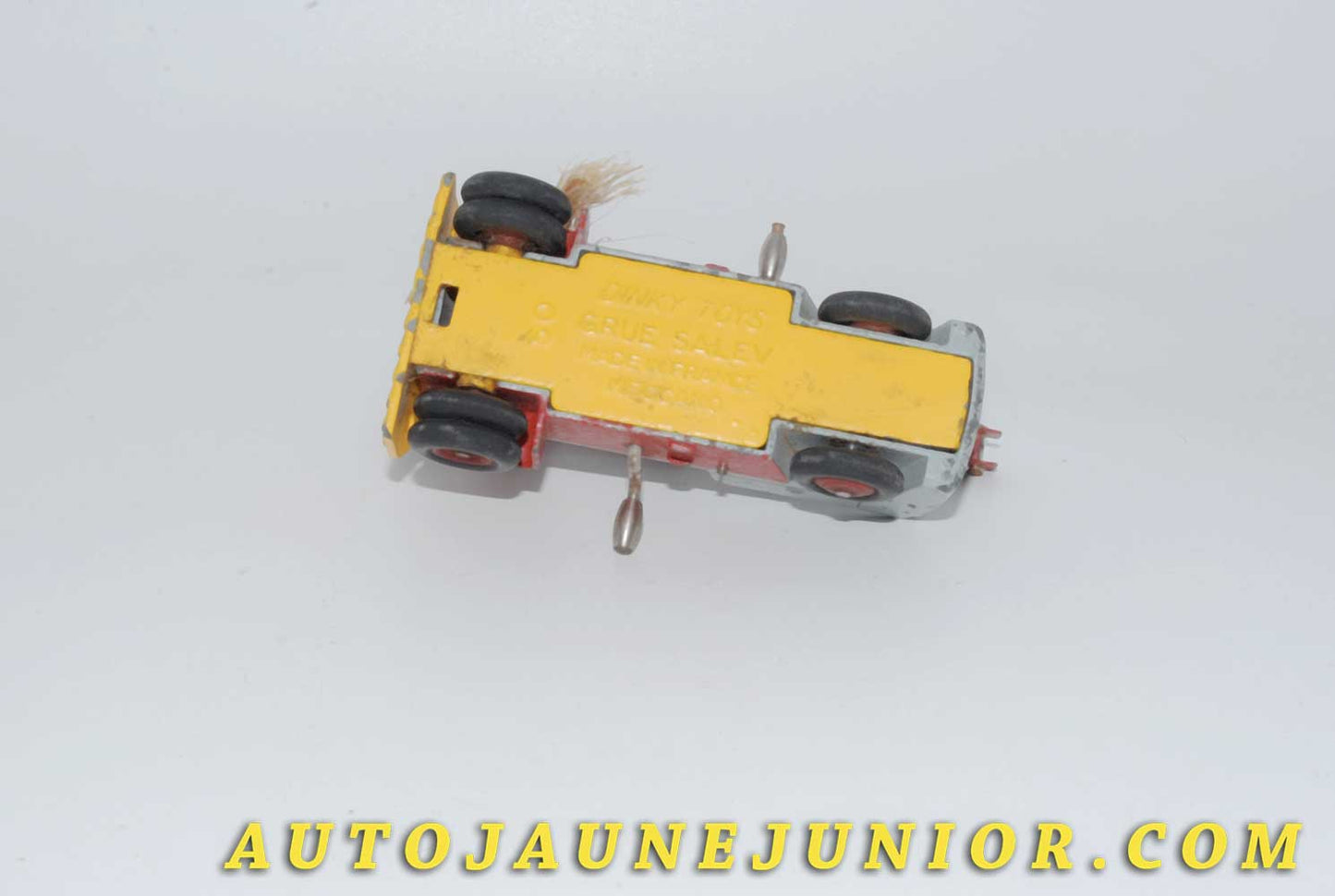 Le #4611 - Dinky Toys - Salev - Grue Mobile - de premier type (Ne vous fiez pas.aux photos mise à part le chauffeur, le modèle est complet !) est en vente sur Auto Jaune Junior ! Tekno, Politoys, Mebetoys, Mercury, Joal, Diapet, Märklin, TootsieToys.Vous avez le même jouet ? Profitez de notre expertise pour vous accompagner dans la vente de vos modèles ou votre collection ! Nous achetons tous lots de miniatures ! Contactez nous ! contact@autojaunejunior.com. 