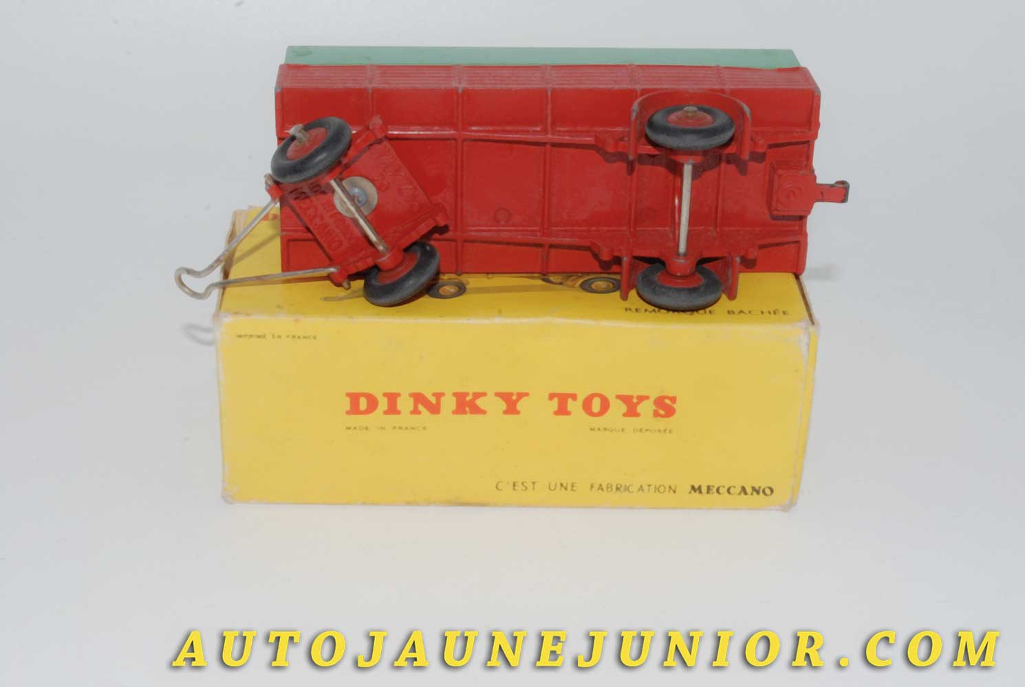 Le #4622 - Dinky Toys - Remorque - Deux essieux bâchés est en vente sur Auto Jaune Junior ! Tekno, Politoys, Mebetoys, Mercury, Joal, Diapet, Märklin, TootsieToys.Vous avez le même jouet ? Profitez de notre expertise pour vous accompagner dans la vente de vos modèles ou votre collection ! Nous achetons tous lots de miniatures ! Contactez nous ! contact@autojaunejunior.com. 
