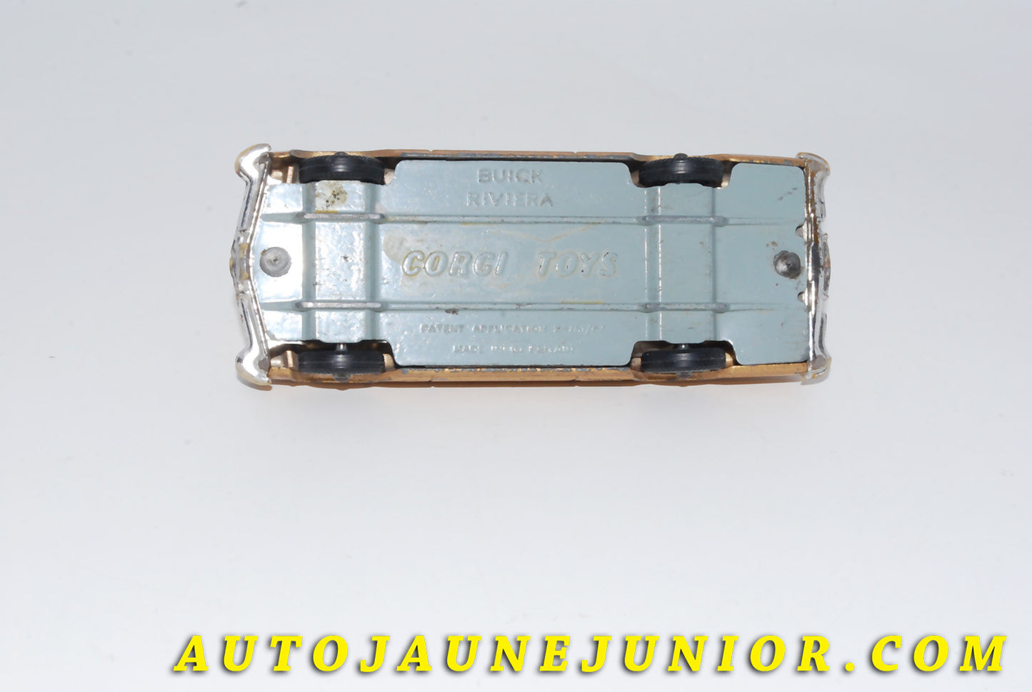 Le #4633 - Corgi Toys - Buick - Rivera Coupé est en vente sur Auto Jaune Junior ! Tekno, Politoys, Mebetoys, Mercury, Joal, Diapet, Märklin, TootsieToys.Vous avez le même jouet ? Profitez de notre expertise pour vous accompagner dans la vente de vos modèles ou votre collection ! Nous achetons tous lots de miniatures ! Contactez nous ! contact@autojaunejunior.com. 