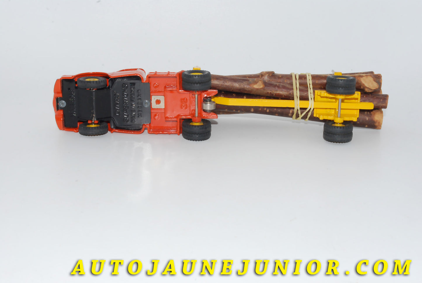 Le #4639 - Dinky Toys - Willeme - Tracteur semi remorque fardier version intermédiaire (jantes concave et remorque ajourée) est en vente sur Auto Jaune Junior ! Tekno, Politoys, Mebetoys, Mercury, Joal, Diapet, Märklin, TootsieToys.Vous avez le même jouet ? Profitez de notre expertise pour vous accompagner dans la vente de vos modèles ou votre collection ! Nous achetons tous lots de miniatures ! Contactez nous ! contact@autojaunejunior.com. 