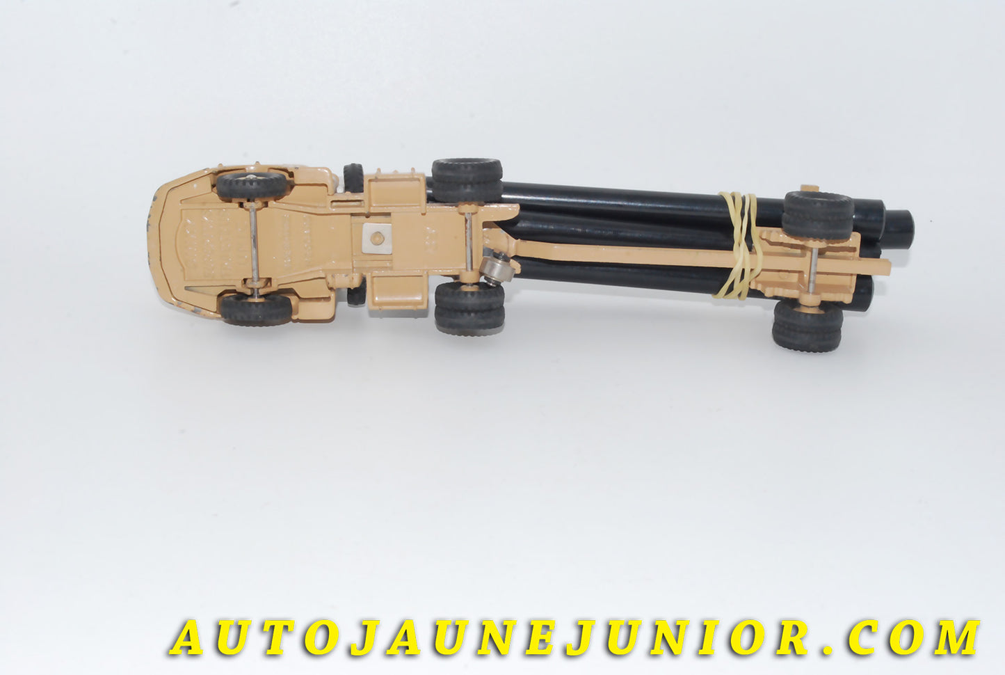 Le #4640 - Dinky Toys - Unic - Semi remorque porte tubes (jantes concave) est en vente sur Auto Jaune Junior ! Tekno, Politoys, Mebetoys, Mercury, Joal, Diapet, Märklin, TootsieToys.Vous avez le même jouet ? Profitez de notre expertise pour vous accompagner dans la vente de vos modèles ou votre collection ! Nous achetons tous lots de miniatures ! Contactez nous ! contact@autojaunejunior.com. 