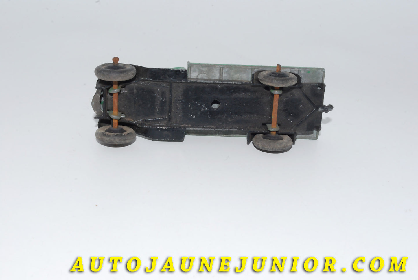 Le #4644 - Dinky Toys - Camion - Plateau (type3 chassis plein) est en vente sur Auto Jaune Junior ! Tekno, Politoys, Mebetoys, Mercury, Joal, Diapet, Märklin, TootsieToys.Vous avez le même jouet ? Profitez de notre expertise pour vous accompagner dans la vente de vos modèles ou votre collection ! Nous achetons tous lots de miniatures ! Contactez nous ! contact@autojaunejunior.com. 