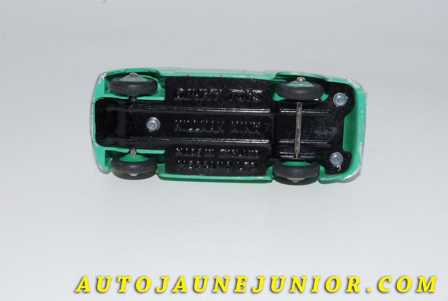 Le #4646 - Dinky Toys - Hillman - Minx Vert est en vente sur Auto Jaune Junior ! Tekno, Politoys, Mebetoys, Mercury, Joal, Diapet, Märklin, TootsieToys.Vous avez le même jouet ? Profitez de notre expertise pour vous accompagner dans la vente de vos modèles ou votre collection ! Nous achetons tous lots de miniatures ! Contactez nous ! contact@autojaunejunior.com. 