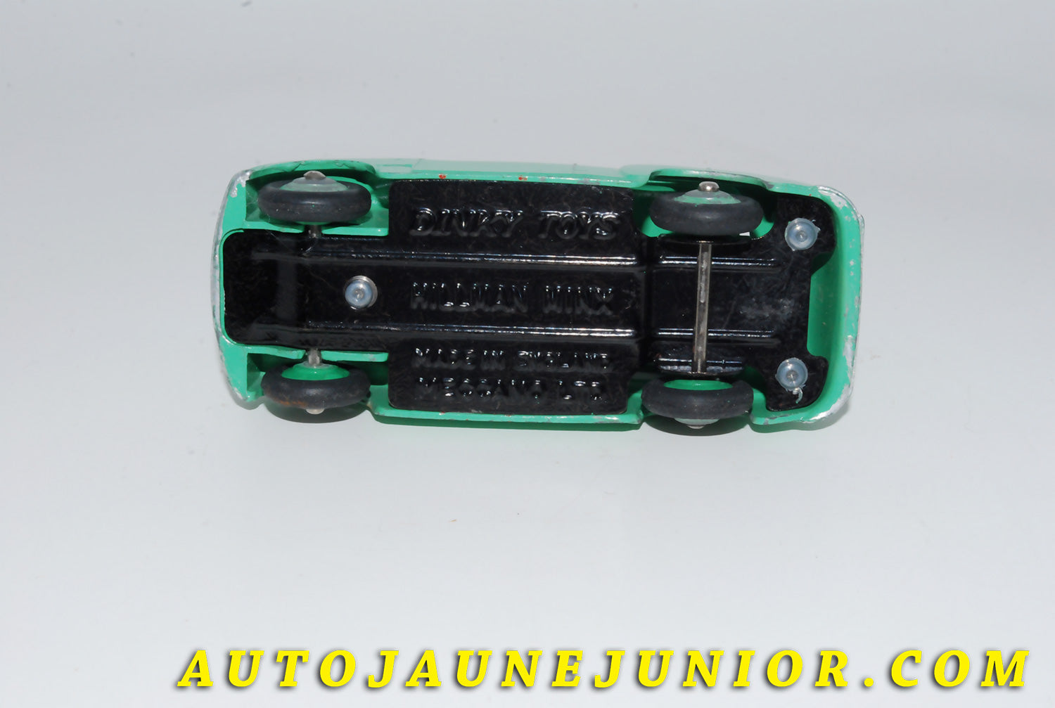 Le #4646 - Dinky Toys - Hillman - Minx Vert est en vente sur Auto Jaune Junior ! Tekno, Politoys, Mebetoys, Mercury, Joal, Diapet, Märklin, TootsieToys.Vous avez le même jouet ? Profitez de notre expertise pour vous accompagner dans la vente de vos modèles ou votre collection ! Nous achetons tous lots de miniatures ! Contactez nous ! contact@autojaunejunior.com. 