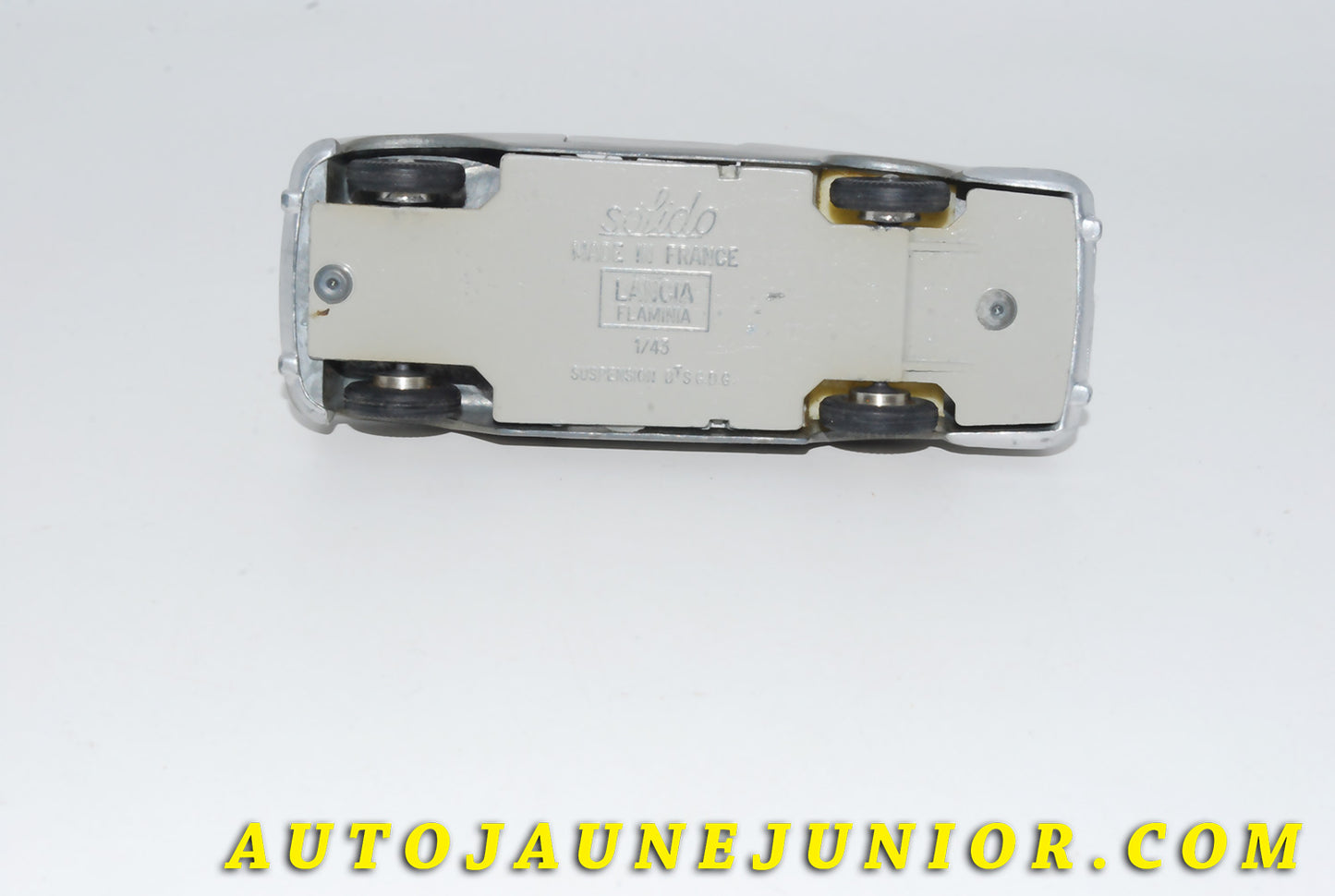 Le #4649 - Solido - Lancia - Flaminia est en vente sur Auto Jaune Junior ! Tekno, Politoys, Mebetoys, Mercury, Joal, Diapet, Märklin, TootsieToys.Vous avez le même jouet ? Profitez de notre expertise pour vous accompagner dans la vente de vos modèles ou votre collection ! Nous achetons tous lots de miniatures ! Contactez nous ! contact@autojaunejunior.com. 