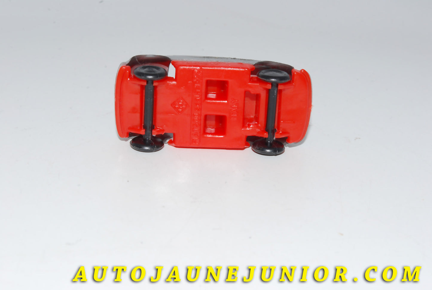 Le #4654 - CGGC - Fiat - 500 Berline est en vente sur Auto Jaune Junior ! Tekno, Politoys, Mebetoys, Mercury, Joal, Diapet, Märklin, TootsieToys.Vous avez le même jouet ? Profitez de notre expertise pour vous accompagner dans la vente de vos modèles ou votre collection ! Nous achetons tous lots de miniatures ! Contactez nous ! contact@autojaunejunior.com. 