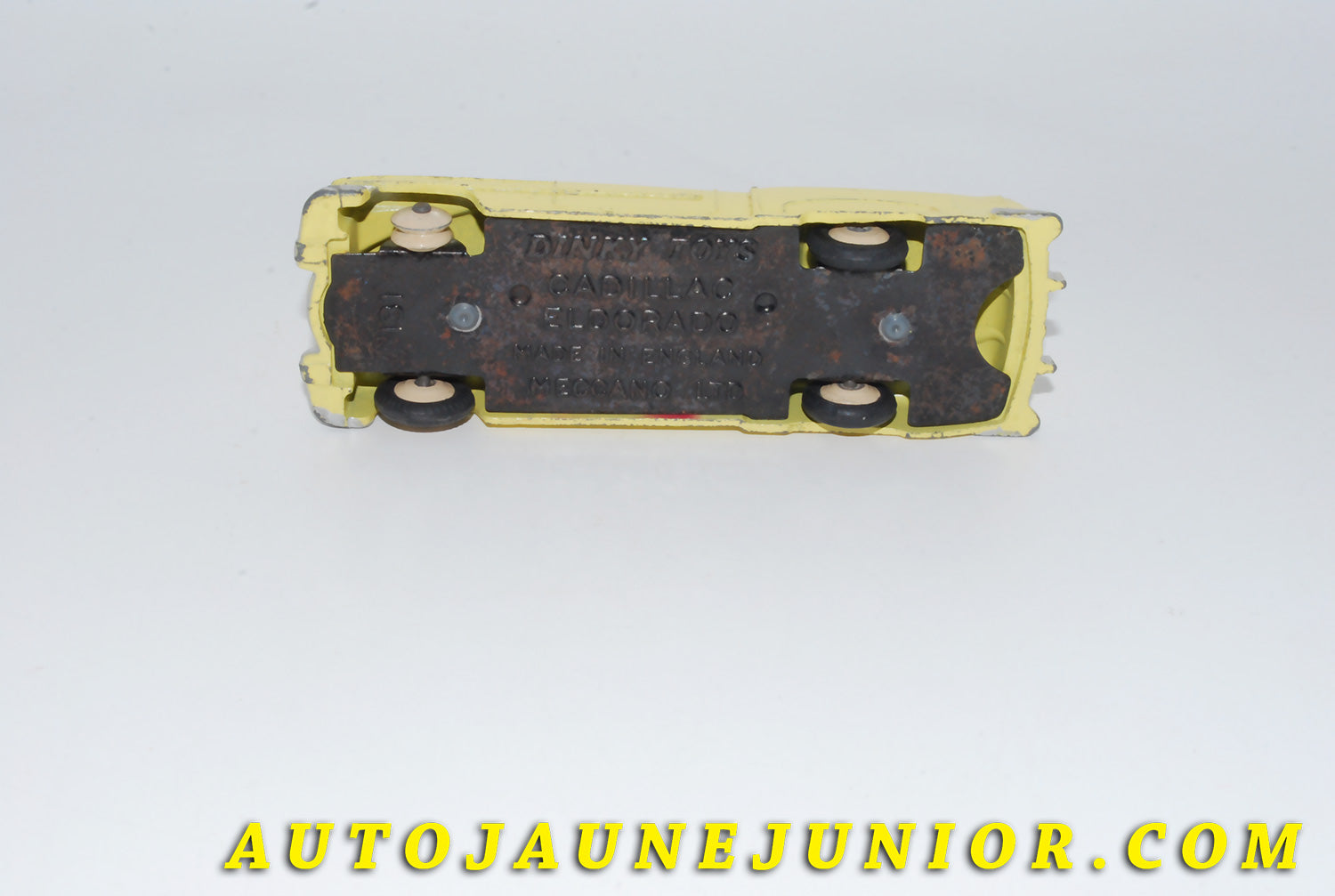 Le #4659 - Dinky Toys - Cadillac - Eldorado Cabriolet est en vente sur Auto Jaune Junior ! Tekno, Politoys, Mebetoys, Mercury, Joal, Diapet, Märklin, TootsieToys.Vous avez le même jouet ? Profitez de notre expertise pour vous accompagner dans la vente de vos modèles ou votre collection ! Nous achetons tous lots de miniatures ! Contactez nous ! contact@autojaunejunior.com. 