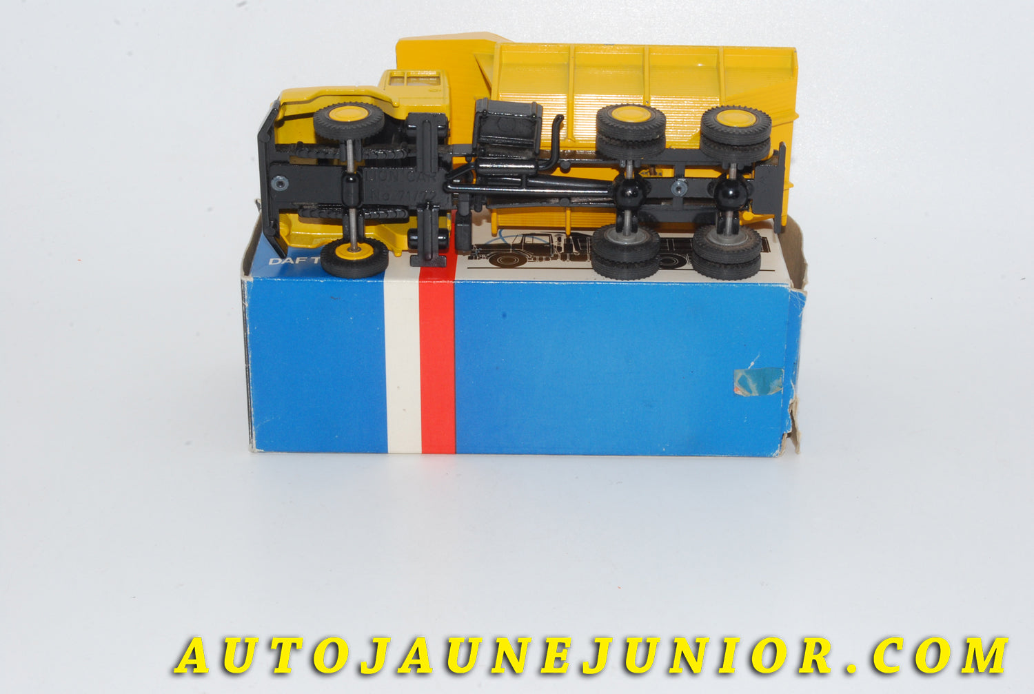 Le #4700 - Lion Car - DAF - Camion benne basculante N2800 est en vente sur Auto Jaune Junior ! Tekno, Politoys, Mebetoys, Mercury, Joal, Diapet, Märklin, TootsieToys.Vous avez le même jouet ? Profitez de notre expertise pour vous accompagner dans la vente de vos modèles ou votre collection ! Nous achetons tous lots de miniatures ! Contactez nous ! contact@autojaunejunior.com. 