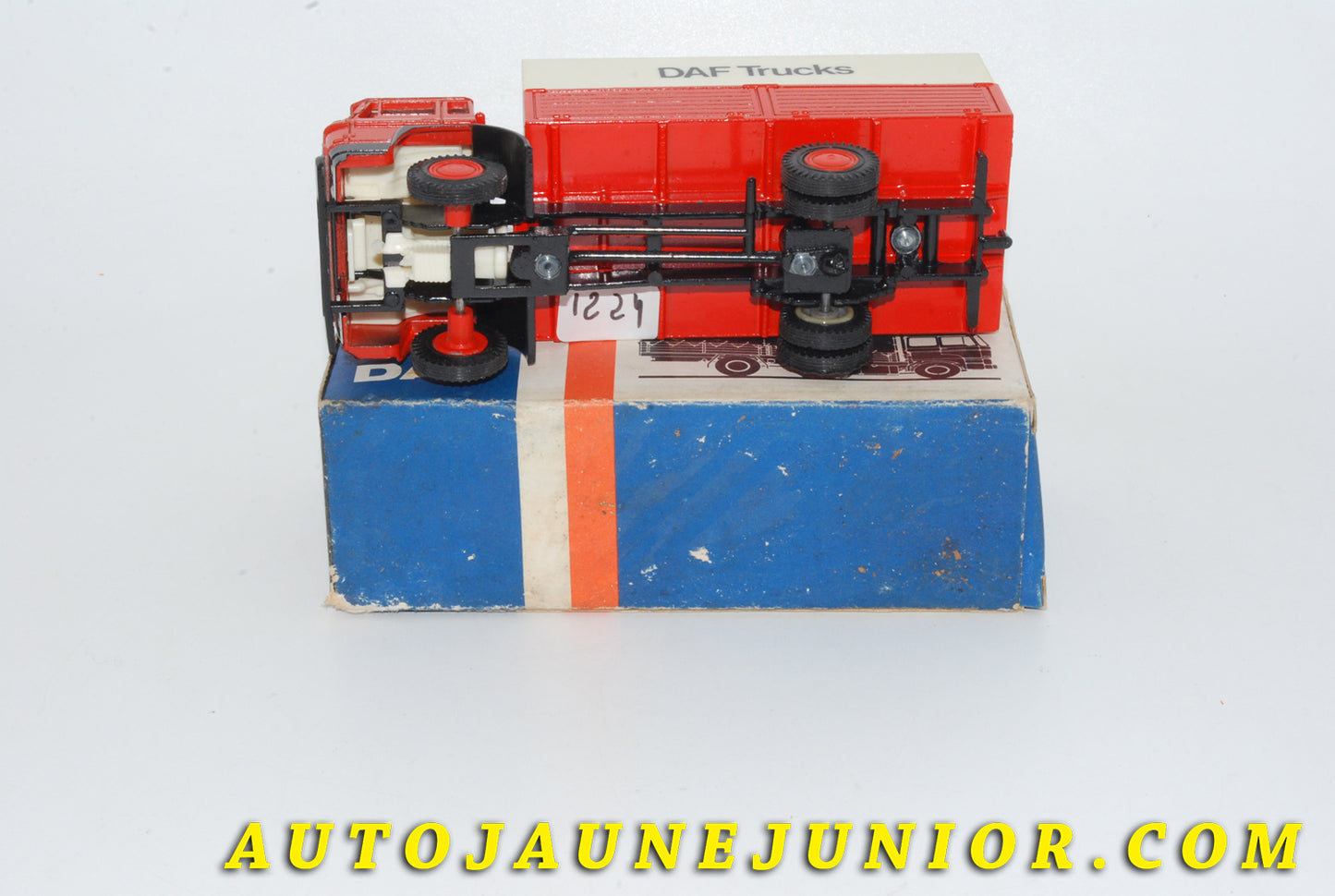 Le #4705 - Lion Car - DAF - Camion ridelles bâché Vrachtauto "DAF TRUCKS"  avec cabine de type 2800  est en vente sur Auto Jaune Junior ! Tekno, Politoys, Mebetoys, Mercury, Joal, Diapet, Märklin, TootsieToys.Vous avez le même jouet ? Profitez de notre expertise pour vous accompagner dans la vente de vos modèles ou votre collection ! Nous achetons tous lots de miniatures ! Contactez nous ! contact@autojaunejunior.com. 