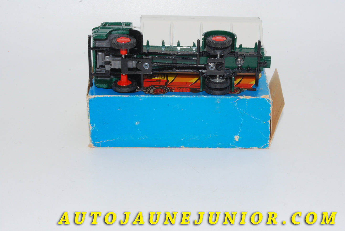 Le #4707 - Lion Car - DAF - Camion 2600 BULKWAGEN avec Trémie Épandeur est en vente sur Auto Jaune Junior ! Tekno, Politoys, Mebetoys, Mercury, Joal, Diapet, Märklin, TootsieToys.Vous avez le même jouet ? Profitez de notre expertise pour vous accompagner dans la vente de vos modèles ou votre collection ! Nous achetons tous lots de miniatures ! Contactez nous ! contact@autojaunejunior.com. 