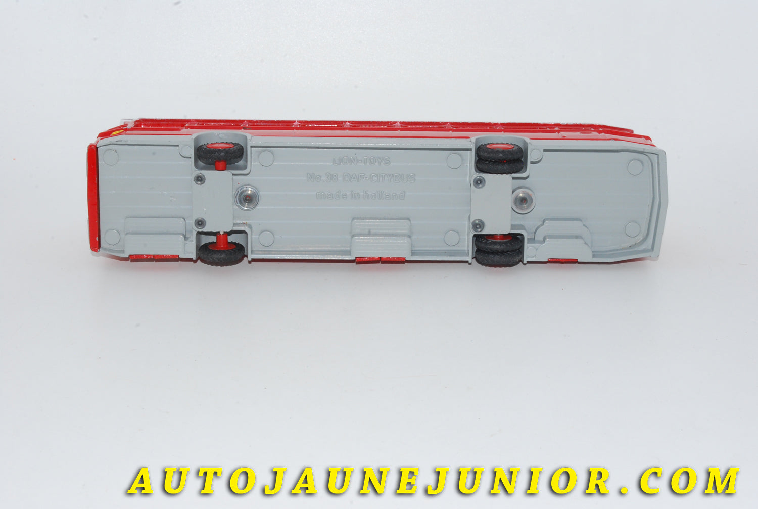 Le #4716 - Lion Car - DAF - Citybus (premier type) est en vente sur Auto Jaune Junior ! Tekno, Politoys, Mebetoys, Mercury, Joal, Diapet, Märklin, TootsieToys.Vous avez le même jouet ? Profitez de notre expertise pour vous accompagner dans la vente de vos modèles ou votre collection ! Nous achetons tous lots de miniatures ! Contactez nous ! contact@autojaunejunior.com. 
