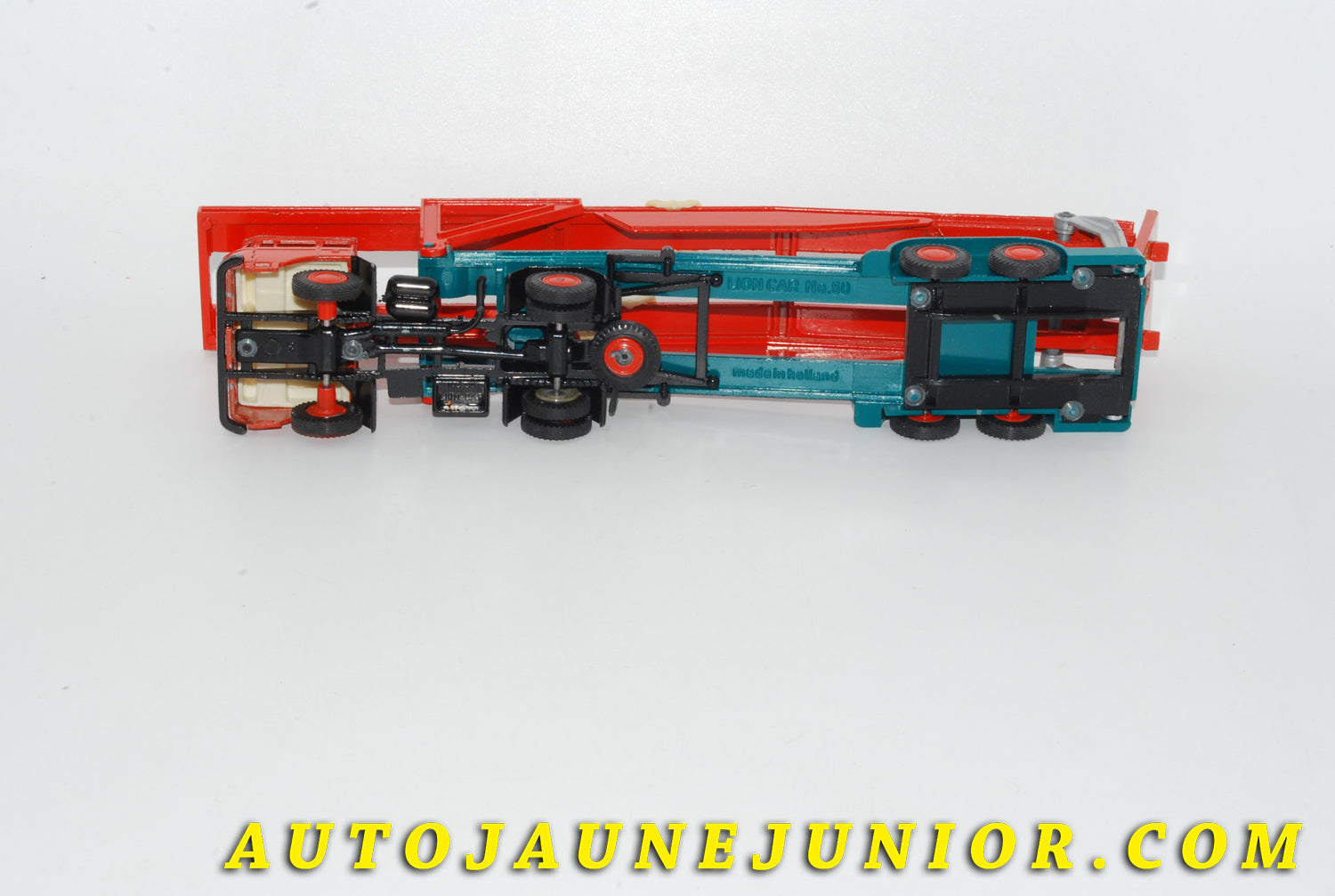Le #4723 - Lion Car - DAF - 2600 tracteur semi remorque porte autos est en vente sur Auto Jaune Junior ! Tekno, Politoys, Mebetoys, Mercury, Joal, Diapet, Märklin, TootsieToys.Vous avez le même jouet ? Profitez de notre expertise pour vous accompagner dans la vente de vos modèles ou votre collection ! Nous achetons tous lots de miniatures ! Contactez nous ! contact@autojaunejunior.com. 