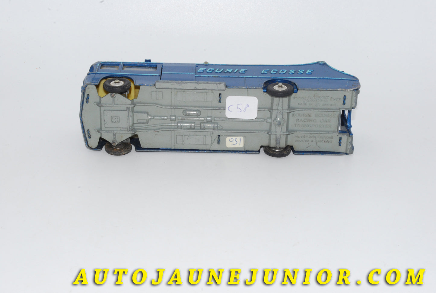 Le #4724 - Corgi Toys - Commer - Camion transport autos"Ecurie Ecosse" (Version Moins courante) est en vente sur Auto Jaune Junior ! Tekno, Politoys, Mebetoys, Mercury, Joal, Diapet, Märklin, TootsieToys.Vous avez le même jouet ? Profitez de notre expertise pour vous accompagner dans la vente de vos modèles ou votre collection ! Nous achetons tous lots de miniatures ! Contactez nous ! contact@autojaunejunior.com. 