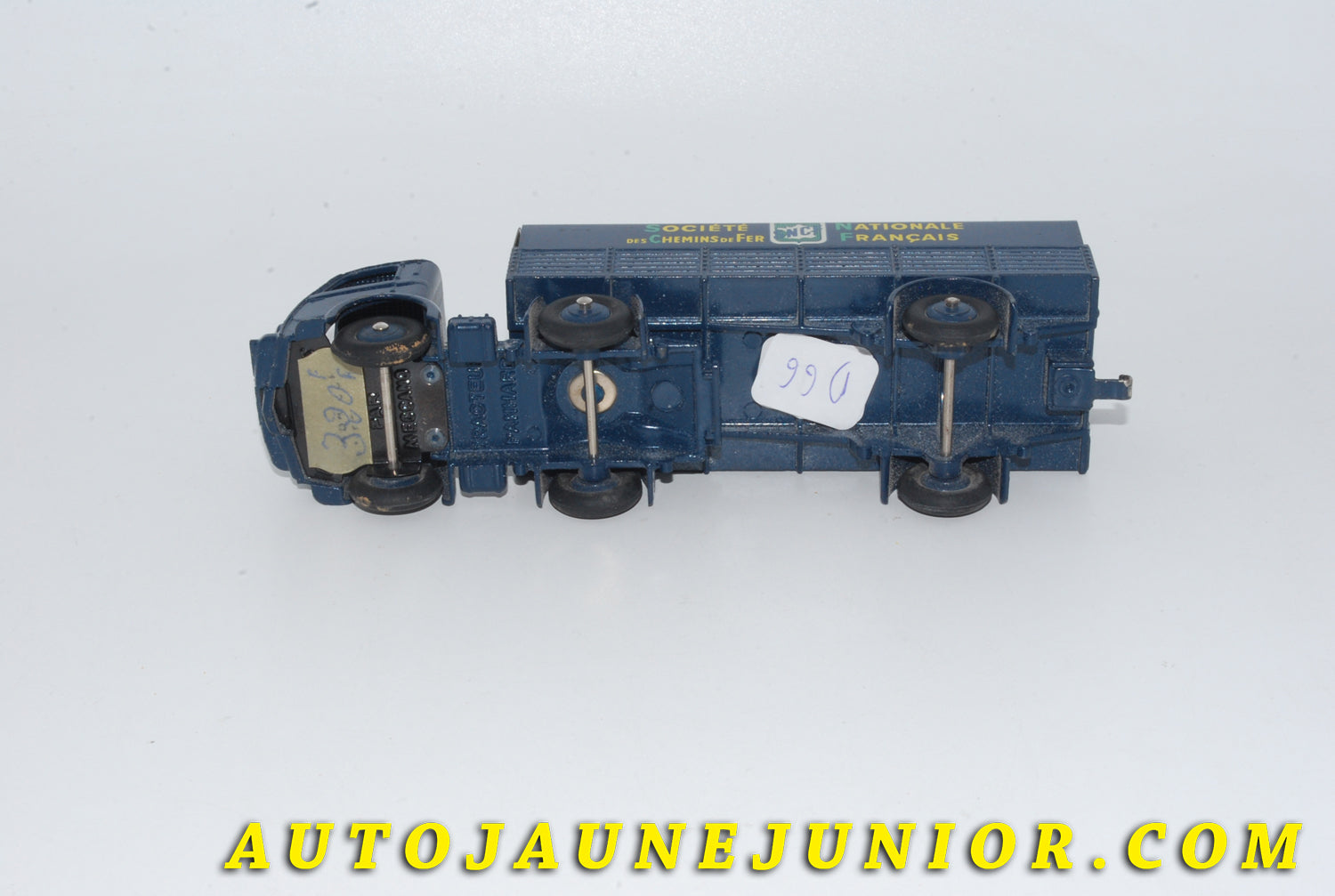 Le #4736 - Dinky Toys - Panhard - Movic Tracteur Semi-remorque Bâché SNCF - Type 3 est en vente sur Auto Jaune Junior ! Tekno, Politoys, Mebetoys, Mercury, Joal, Diapet, Märklin, TootsieToys.Vous avez le même jouet ? Profitez de notre expertise pour vous accompagner dans la vente de vos modèles ou votre collection ! Nous achetons tous lots de miniatures ! Contactez nous ! contact@autojaunejunior.com. 