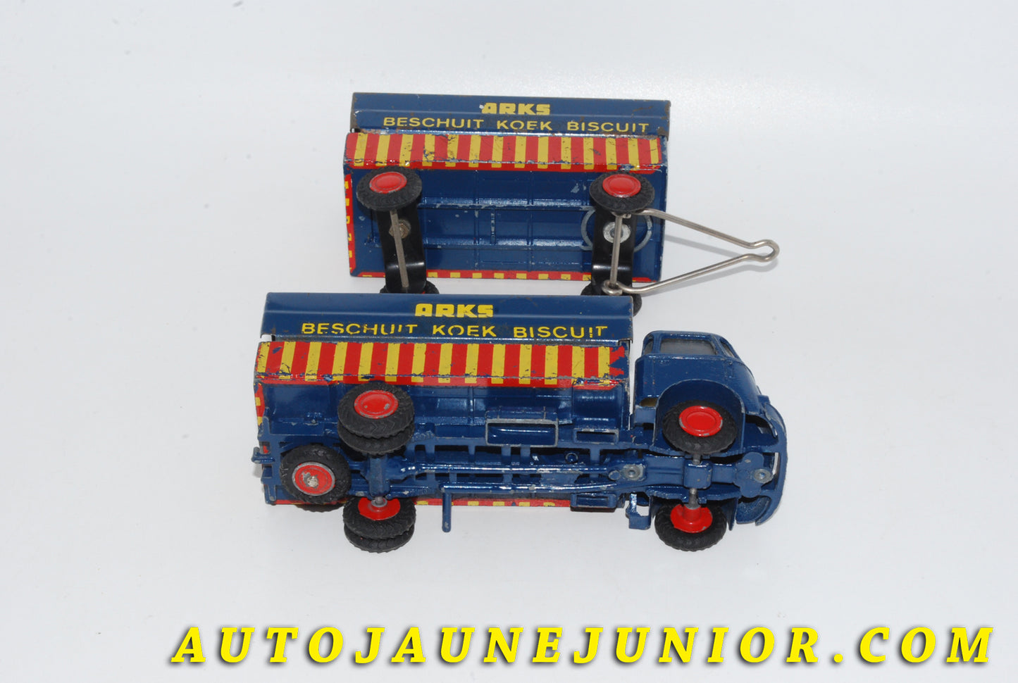 Le #4738 - Lion Car - DAF - Frontstuur A1600 porteur ridelles "Arks" (Rare version promotionelle) est en vente sur Auto Jaune Junior ! Tekno, Politoys, Mebetoys, Mercury, Joal, Diapet, Märklin, TootsieToys.Vous avez le même jouet ? Profitez de notre expertise pour vous accompagner dans la vente de vos modèles ou votre collection ! Nous achetons tous lots de miniatures ! Contactez nous ! contact@autojaunejunior.com. 