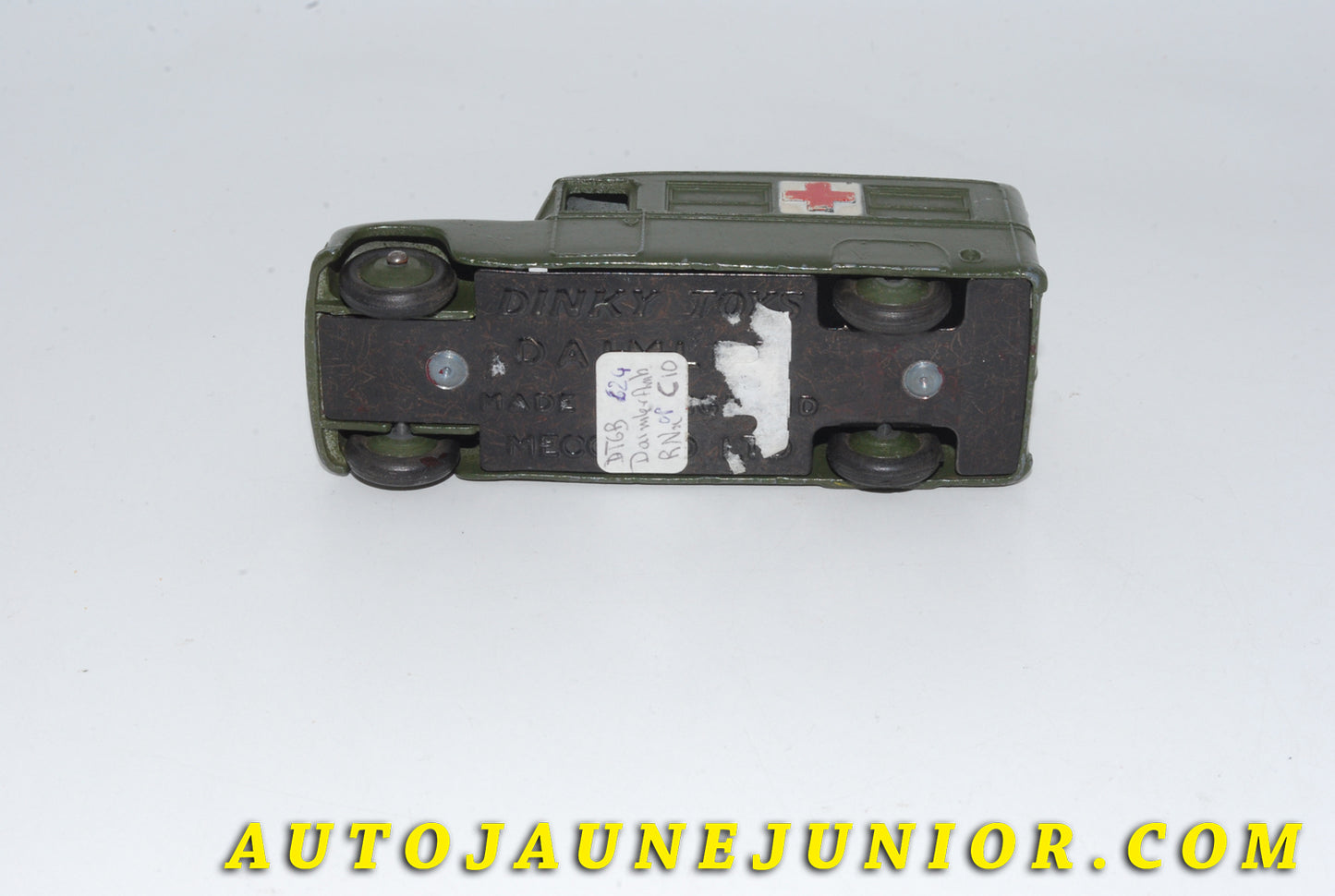 Le #4740 - Dinky Toys - Daimler - Ambulance militaire (marché américain) est en vente sur Auto Jaune Junior ! Tekno, Politoys, Mebetoys, Mercury, Joal, Diapet, Märklin, TootsieToys.Vous avez le même jouet ? Profitez de notre expertise pour vous accompagner dans la vente de vos modèles ou votre collection ! Nous achetons tous lots de miniatures ! Contactez nous ! contact@autojaunejunior.com. 