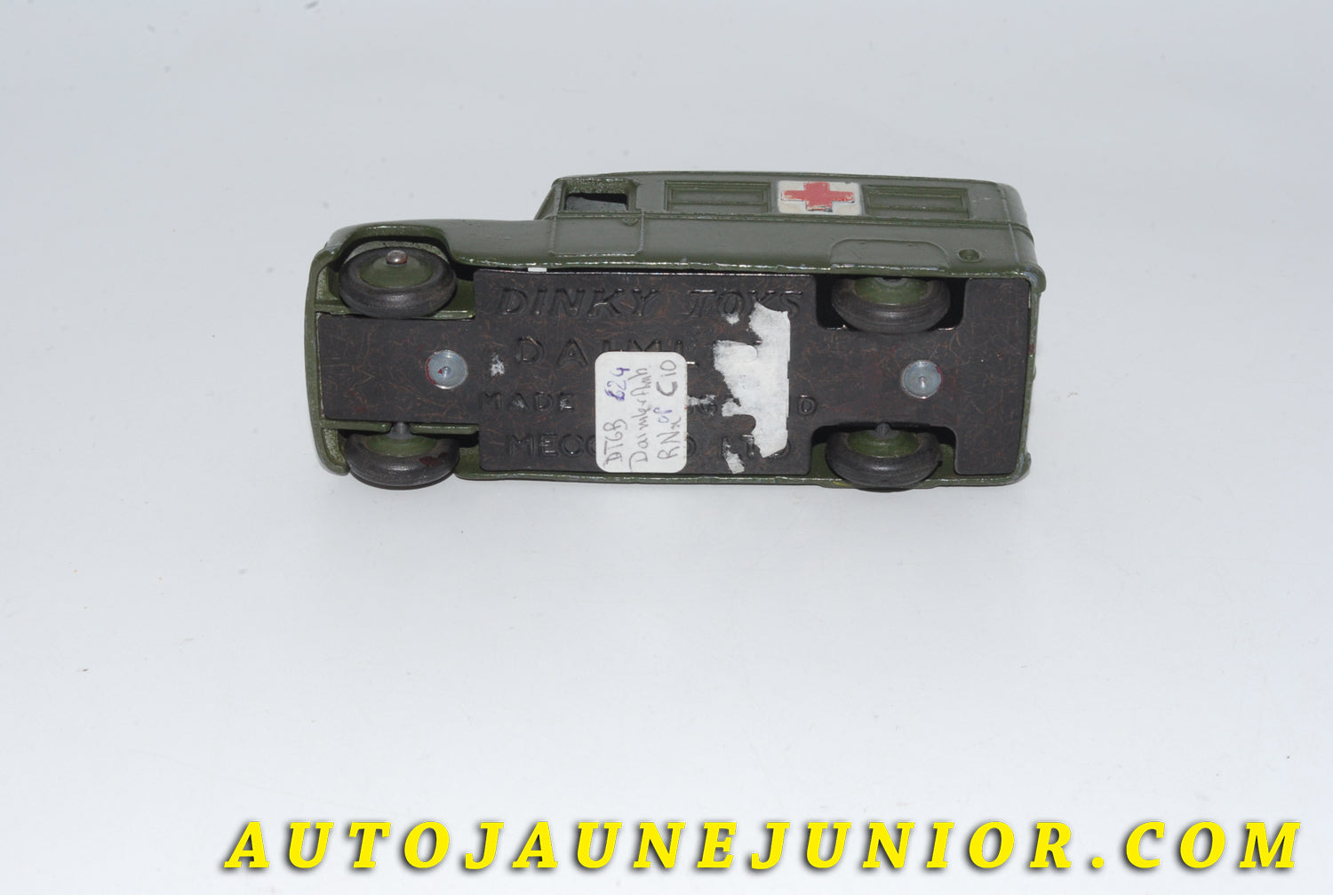 Le #4740 - Dinky Toys - Daimler - Ambulance militaire (marché américain) est en vente sur Auto Jaune Junior ! Tekno, Politoys, Mebetoys, Mercury, Joal, Diapet, Märklin, TootsieToys.Vous avez le même jouet ? Profitez de notre expertise pour vous accompagner dans la vente de vos modèles ou votre collection ! Nous achetons tous lots de miniatures ! Contactez nous ! contact@autojaunejunior.com. 