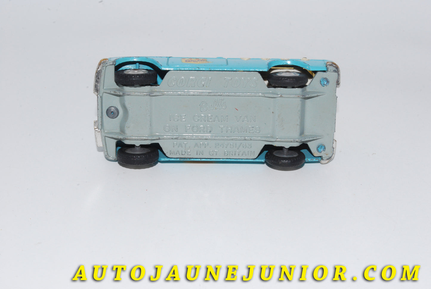 Le #4750 - Corgi Toys - Ford - Camionnette Thames « Wall's Ice Cream »  est en vente sur Auto Jaune Junior ! Tekno, Politoys, Mebetoys, Mercury, Joal, Diapet, Märklin, TootsieToys.Vous avez le même jouet ? Profitez de notre expertise pour vous accompagner dans la vente de vos modèles ou votre collection ! Nous achetons tous lots de miniatures ! Contactez nous ! contact@autojaunejunior.com. 