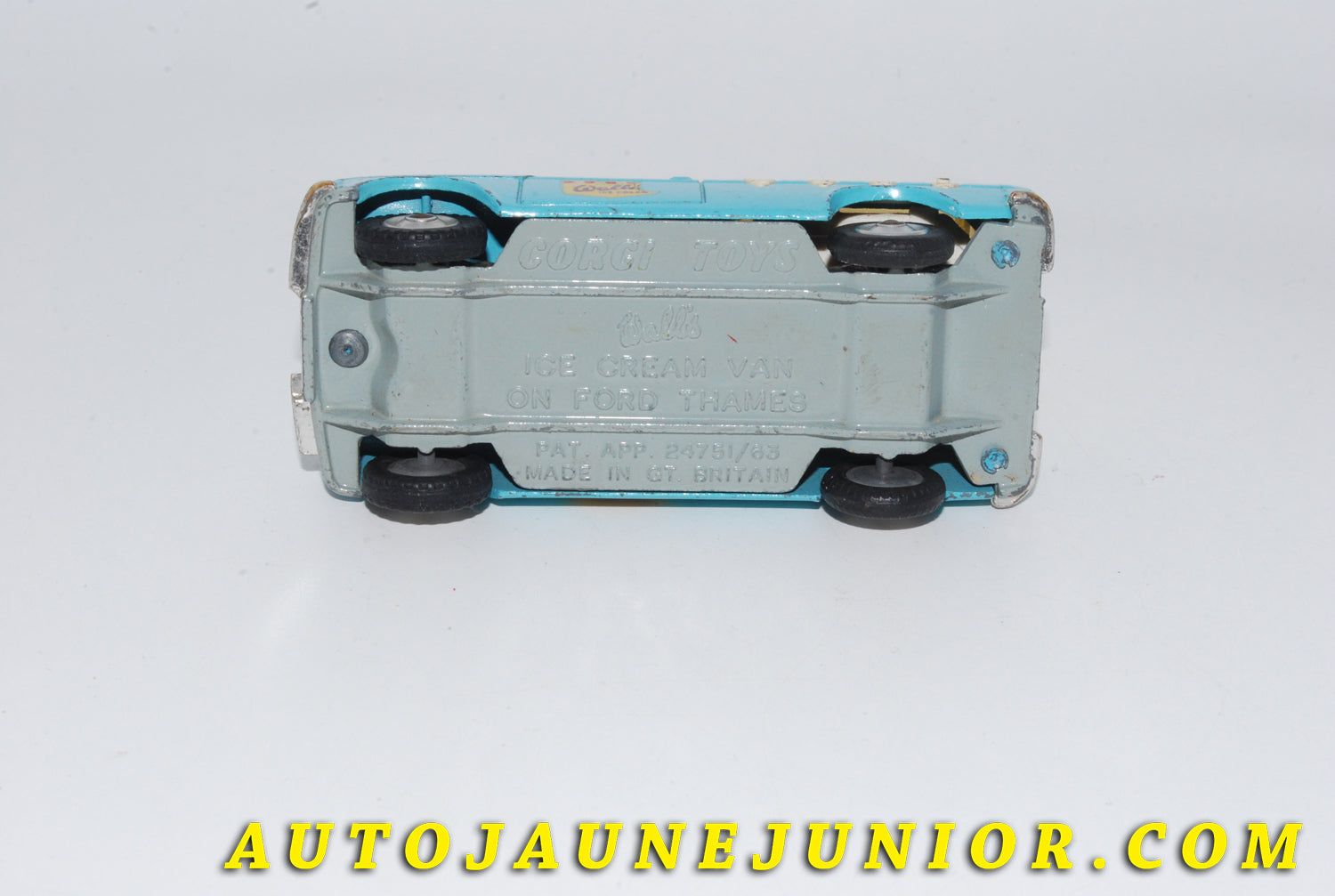 Le #4750 - Corgi Toys - Ford - Camionnette Thames « Wall's Ice Cream »  est en vente sur Auto Jaune Junior ! Tekno, Politoys, Mebetoys, Mercury, Joal, Diapet, Märklin, TootsieToys.Vous avez le même jouet ? Profitez de notre expertise pour vous accompagner dans la vente de vos modèles ou votre collection ! Nous achetons tous lots de miniatures ! Contactez nous ! contact@autojaunejunior.com. 
