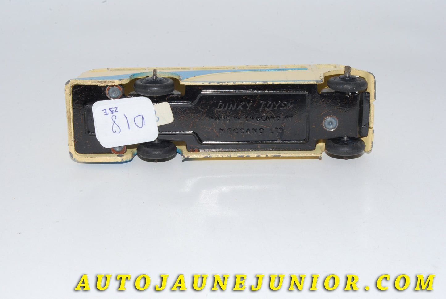 Le #4757 - Dinky Toys - AEC - Single Deck - car avec cabine décalée est en vente sur Auto Jaune Junior ! Tekno, Politoys, Mebetoys, Mercury, Joal, Diapet, Märklin, TootsieToys.Vous avez le même jouet ? Profitez de notre expertise pour vous accompagner dans la vente de vos modèles ou votre collection ! Nous achetons tous lots de miniatures ! Contactez nous ! contact@autojaunejunior.com. 