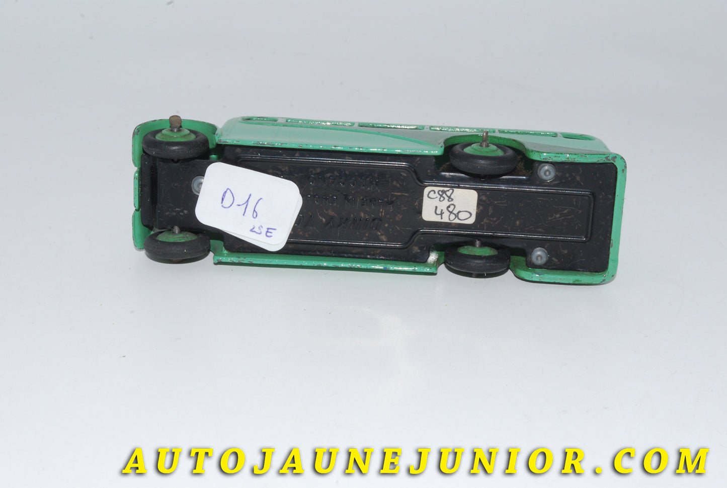 Le #4758 - Dinky Toys - AEC - Single Deck - car avec cabine décalée est en vente sur Auto Jaune Junior ! Tekno, Politoys, Mebetoys, Mercury, Joal, Diapet, Märklin, TootsieToys.Vous avez le même jouet ? Profitez de notre expertise pour vous accompagner dans la vente de vos modèles ou votre collection ! Nous achetons tous lots de miniatures ! Contactez nous ! contact@autojaunejunior.com. 