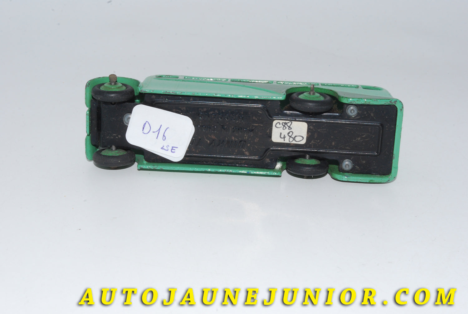 Le #4758 - Dinky Toys - AEC - Single Deck - car avec cabine décalée est en vente sur Auto Jaune Junior ! Tekno, Politoys, Mebetoys, Mercury, Joal, Diapet, Märklin, TootsieToys.Vous avez le même jouet ? Profitez de notre expertise pour vous accompagner dans la vente de vos modèles ou votre collection ! Nous achetons tous lots de miniatures ! Contactez nous ! contact@autojaunejunior.com. 