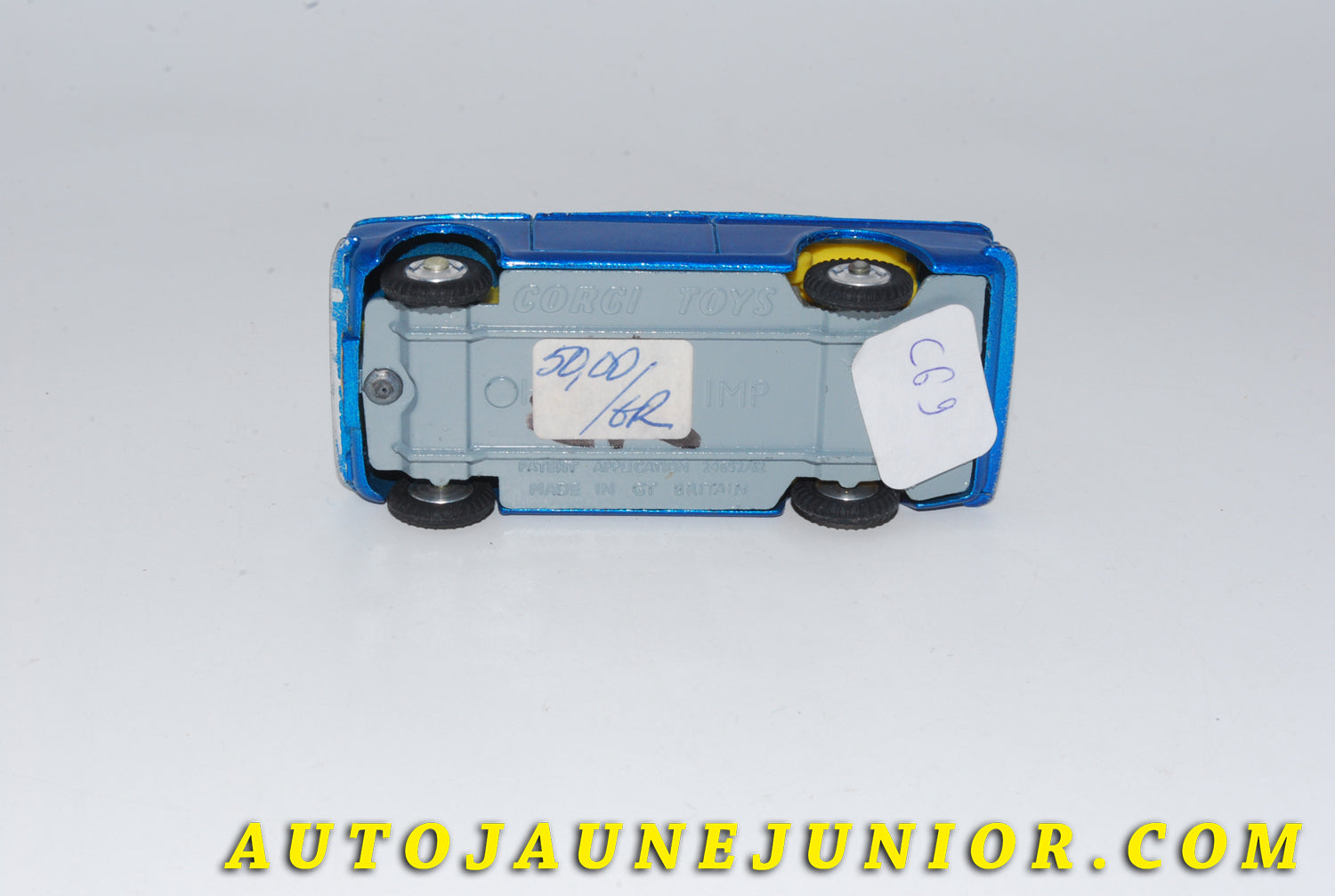 Le #4764 - Corgi Toys - Hillman - Berline Imp est en vente sur Auto Jaune Junior ! Tekno, Politoys, Mebetoys, Mercury, Joal, Diapet, Märklin, TootsieToys.Vous avez le même jouet ? Profitez de notre expertise pour vous accompagner dans la vente de vos modèles ou votre collection ! Nous achetons tous lots de miniatures ! Contactez nous ! contact@autojaunejunior.com. 