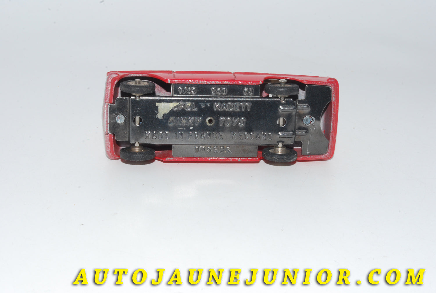 Le #4765 - Dinky Toys - Opel - Kadett  (originale version sans intérieur !) est en vente sur Auto Jaune Junior ! Tekno, Politoys, Mebetoys, Mercury, Joal, Diapet, Märklin, TootsieToys.Vous avez le même jouet ? Profitez de notre expertise pour vous accompagner dans la vente de vos modèles ou votre collection ! Nous achetons tous lots de miniatures ! Contactez nous ! contact@autojaunejunior.com. 