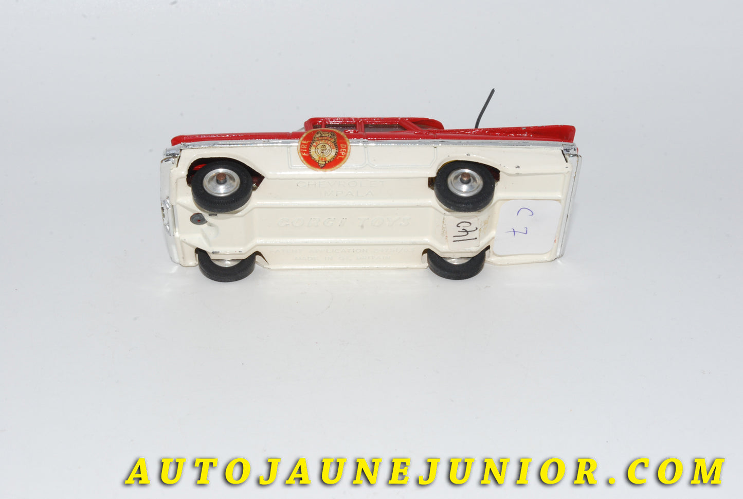 Le #4768 - Corgi Toys - Chevrolet - Impala Fire Chief Type 2 - Jantres en acier concaves (Spun hubs) est en vente sur Auto Jaune Junior ! Tekno, Politoys, Mebetoys, Mercury, Joal, Diapet, Märklin, TootsieToys.Vous avez le même jouet ? Profitez de notre expertise pour vous accompagner dans la vente de vos modèles ou votre collection ! Nous achetons tous lots de miniatures ! Contactez nous ! contact@autojaunejunior.com. 