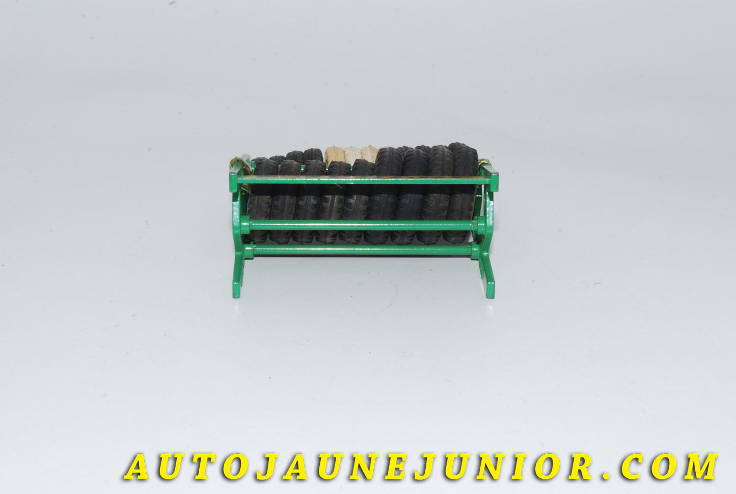 Le #4769 - Dinky Toys - Accessoire - Porte Pneus  Dunlop est en vente sur Auto Jaune Junior ! Tekno, Politoys, Mebetoys, Mercury, Joal, Diapet, Märklin, TootsieToys.Vous avez le même jouet ? Profitez de notre expertise pour vous accompagner dans la vente de vos modèles ou votre collection ! Nous achetons tous lots de miniatures ! Contactez nous ! contact@autojaunejunior.com. 