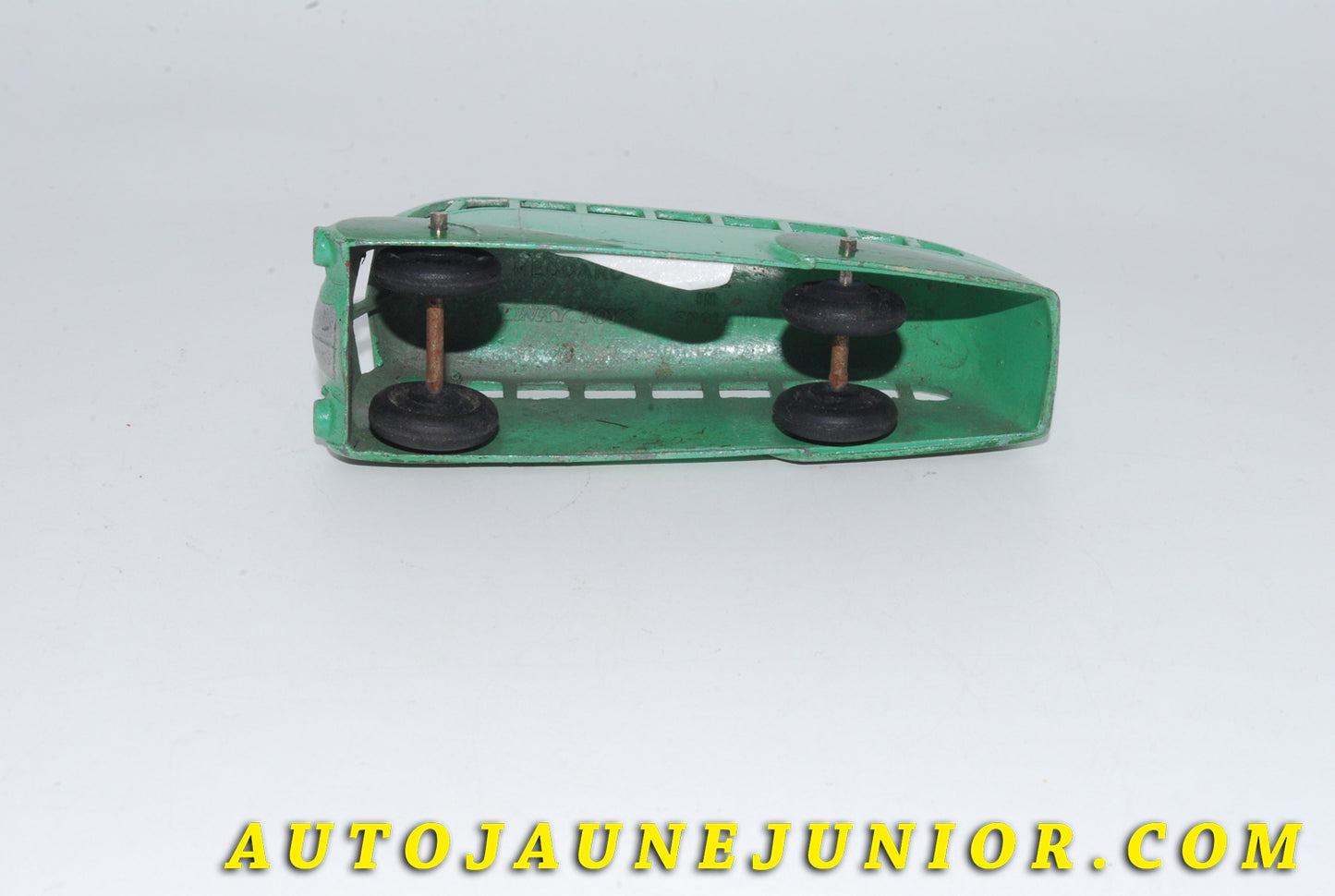 Le #4775 - Dinky Toys - Streamline Bus ("Holland Coachcraft") - Autocar Aérodynamique (série 29) est en vente sur Auto Jaune Junior ! Tekno, Politoys, Mebetoys, Mercury, Joal, Diapet, Märklin, TootsieToys.Vous avez le même jouet ? Profitez de notre expertise pour vous accompagner dans la vente de vos modèles ou votre collection ! Nous achetons tous lots de miniatures ! Contactez nous ! contact@autojaunejunior.com. 