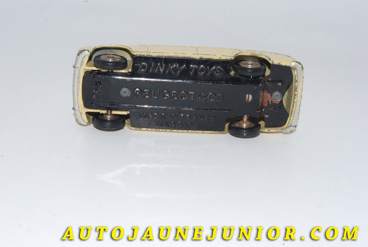 Le #4779 - Dinky Toys - Peugeot - 403 Berline Type  III avec vitrages !  est en vente sur Auto Jaune Junior ! Tekno, Politoys, Mebetoys, Mercury, Joal, Diapet, Märklin, TootsieToys.Vous avez le même jouet ? Profitez de notre expertise pour vous accompagner dans la vente de vos modèles ou votre collection ! Nous achetons tous lots de miniatures ! Contactez nous ! contact@autojaunejunior.com. 