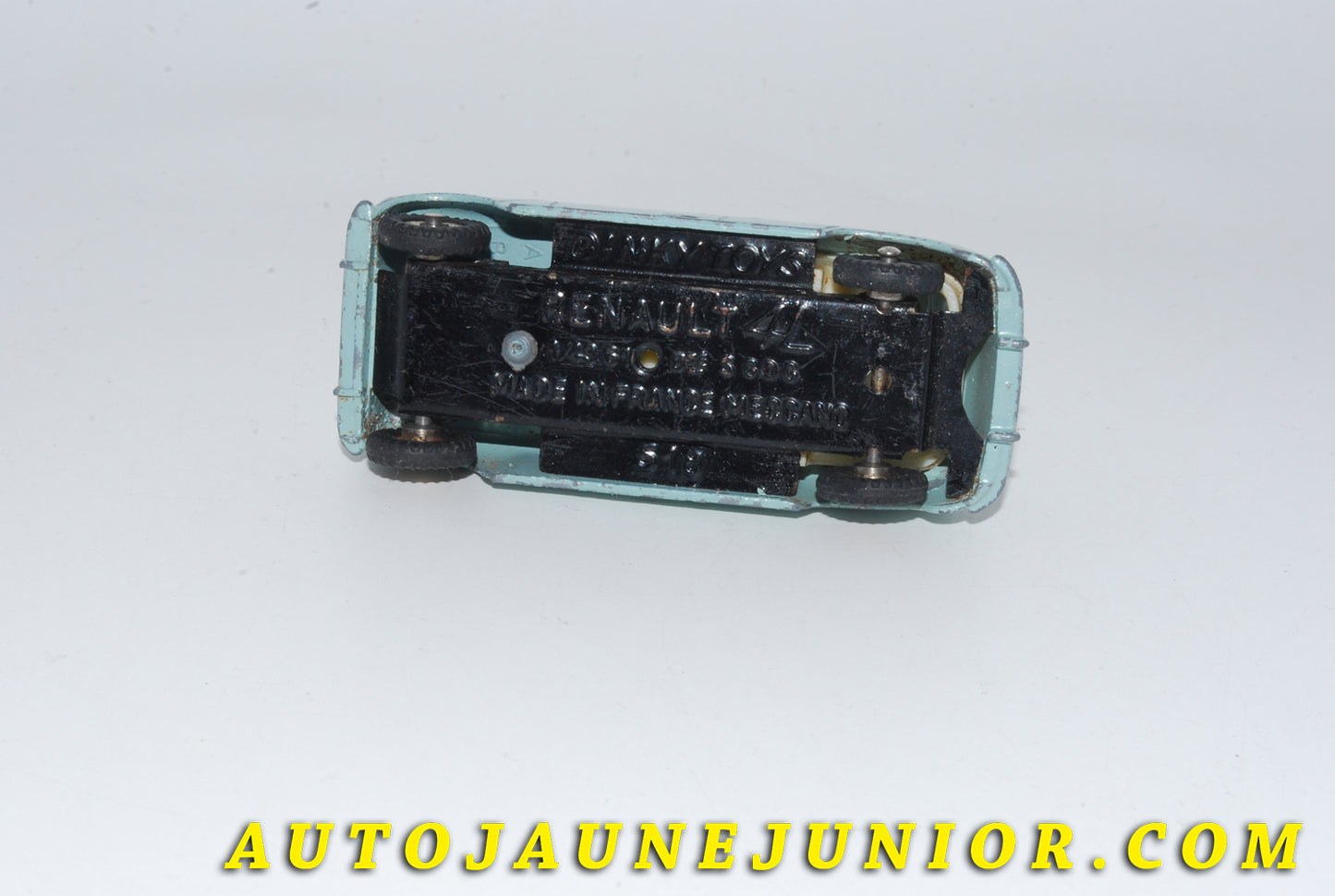 Le #4792 - Dinky Toys - Renault - 4L Type 1 (Avec lettres AB) est en vente sur Auto Jaune Junior ! Tekno, Politoys, Mebetoys, Mercury, Joal, Diapet, Märklin, TootsieToys.Vous avez le même jouet ? Profitez de notre expertise pour vous accompagner dans la vente de vos modèles ou votre collection ! Nous achetons tous lots de miniatures ! Contactez nous ! contact@autojaunejunior.com. 