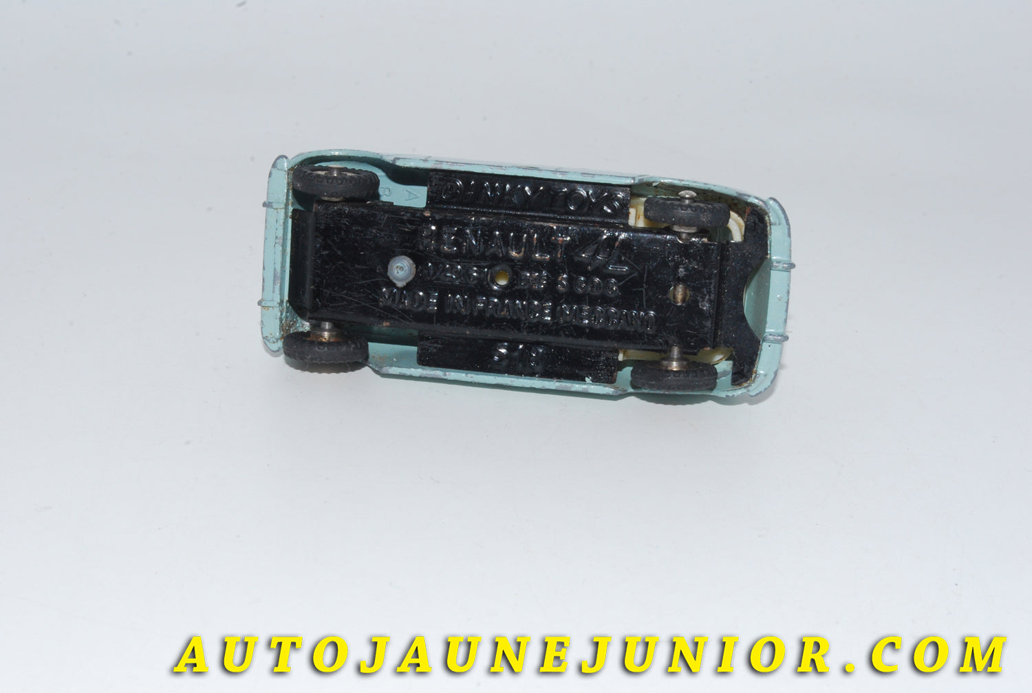 Le #4792 - Dinky Toys - Renault - 4L Type 1 (Avec lettres AB) est en vente sur Auto Jaune Junior ! Tekno, Politoys, Mebetoys, Mercury, Joal, Diapet, Märklin, TootsieToys.Vous avez le même jouet ? Profitez de notre expertise pour vous accompagner dans la vente de vos modèles ou votre collection ! Nous achetons tous lots de miniatures ! Contactez nous ! contact@autojaunejunior.com. 