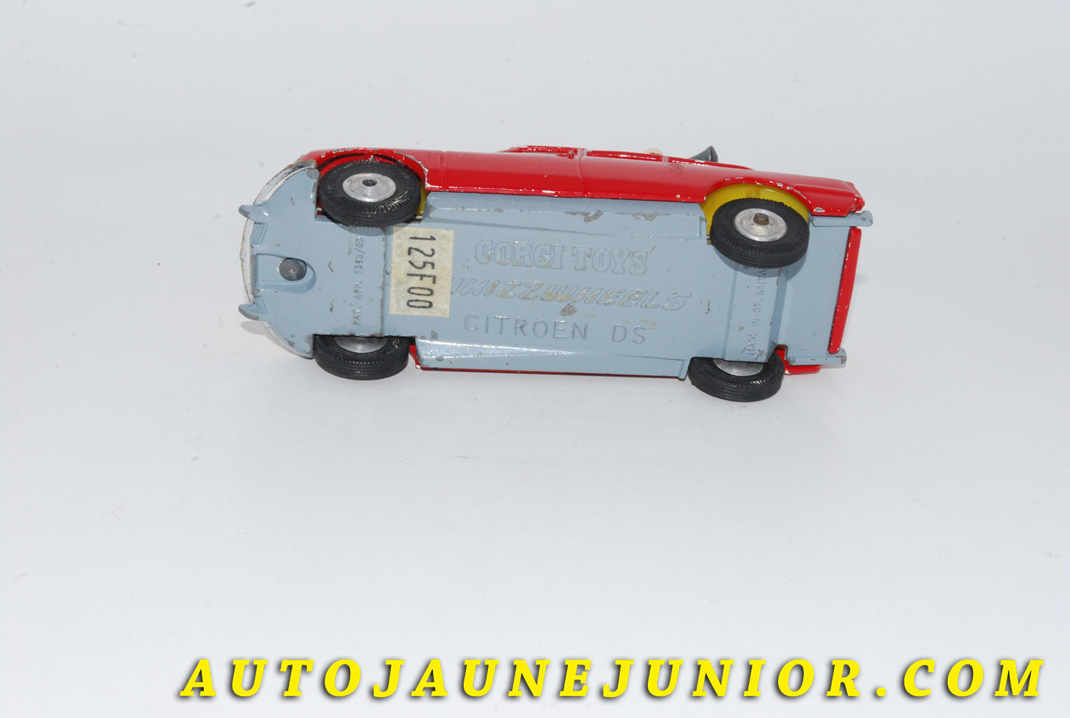 Le #4802 - Corgi Toys - Citroën - DS21 pick up Paramout Tour de France (TRES PEU FREQUENTE PREMIERE VERSION !) est en vente sur Auto Jaune Junior ! Tekno, Politoys, Mebetoys, Mercury, Joal, Diapet, Märklin, TootsieToys.Vous avez le même jouet ? Profitez de notre expertise pour vous accompagner dans la vente de vos modèles ou votre collection ! Nous achetons tous lots de miniatures ! Contactez nous ! contact@autojaunejunior.com. 