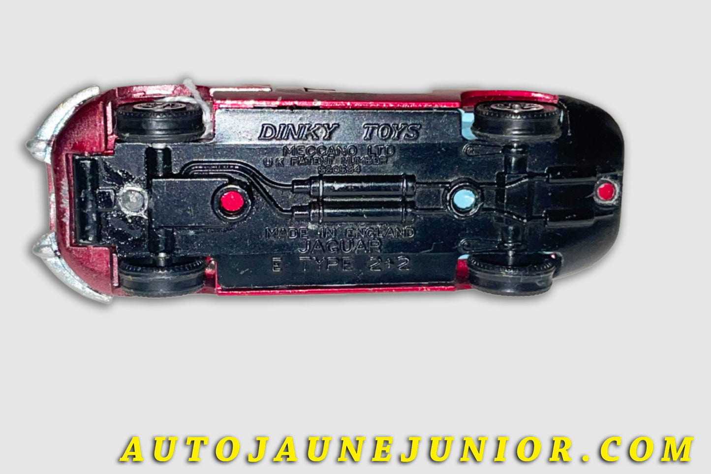 Le Dinky Toys Jaguar Type E 2+2  est en vente sur Auto Jaune Junior ! Découvrez nos collections de diecast Tekno, Politoys, Mebetoys, Mercury, Joal, Diapet, Märklin, TootsieToys.AutoJaune Junior ; Vous avez le même jouet ? Profitez de notre expertise pour vous accompagner dans la vente de vos modèles ou votre collection ! Nous achetons tous lots de miniatures ! Contactez nous !