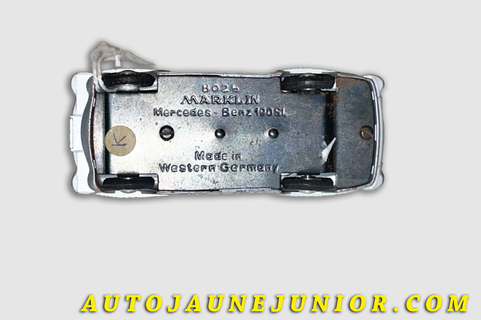 Le Märklin Mercedes 190 SL Cabriolet est en vente sur Auto Jaune Junior ! Découvrez nos collections de diecast Tekno, Politoys, Mebetoys, Mercury, Joal, Diapet, Märklin, TootsieToys.AutoJaune Junior ; Vous avez le même jouet ? Profitez de notre expertise pour vous accompagner dans la vente de vos modèles ou votre collection ! Nous achetons tous lots de miniatures ! Contactez nous !