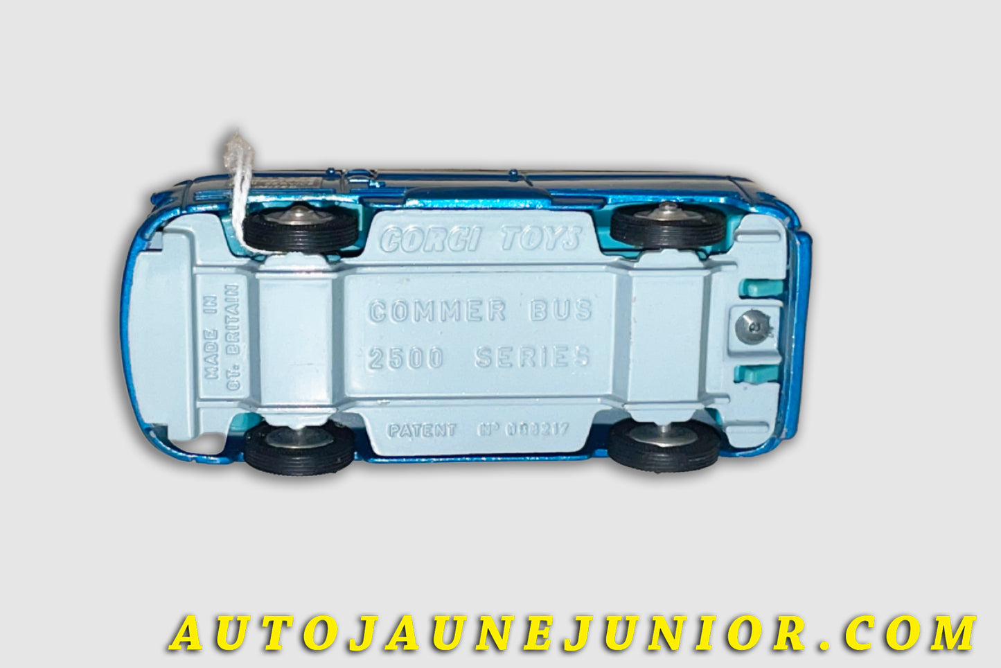 Le Corgi Toys Commer 2500 Series Samuelson est en vente sur Auto Jaune Junior ! Découvrez nos collections de diecast Tekno, Politoys, Mebetoys, Mercury, Joal, Diapet, Märklin, TootsieToys.AutoJaune Junior ; Vous avez le même jouet ? Profitez de notre expertise pour vous accompagner dans la vente de vos modèles ou votre collection ! Nous achetons tous lots de miniatures ! Contactez nous !