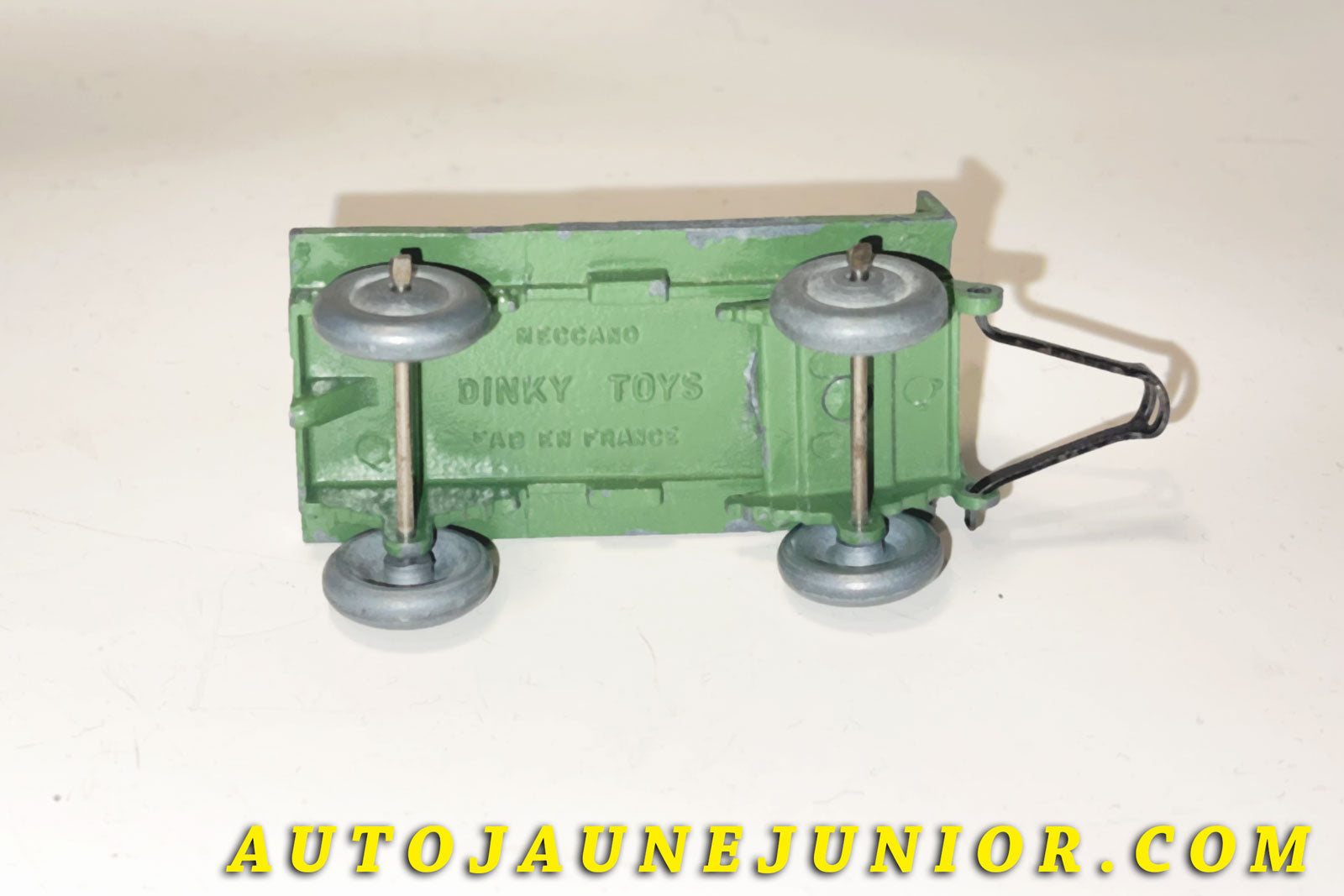 Le Dinky Toys Remorque Remorque plateau 2 essieux (Roues en zamac brut !) est en vente sur Auto Jaune Junior ! Découvrez nos collections de diecast Tekno, Politoys, Mebetoys, Mercury, Joal, Diapet, Märklin, TootsieToys.AutoJaune Junior ; Vous avez le même jouet ? Profitez de notre expertise pour vous accompagner dans la vente de vos modèles ou votre collection ! Nous achetons tous lots de miniatures ! Contactez nous !