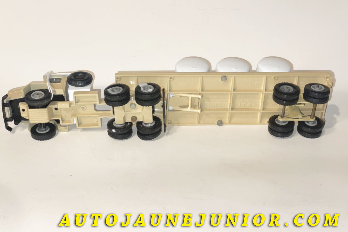 Le Solido Unic Tracteur Sahara semi remorque Titan avec cuves est en vente sur Auto Jaune Junior ! Découvrez nos collections de diecast Tekno, Politoys, Mebetoys, Mercury, Joal, Diapet, Märklin, TootsieToys.AutoJaune Junior ; Vous avez le même jouet ? Profitez de notre expertise pour vous accompagner dans la vente de vos modèles ou votre collection ! Nous achetons tous lots de miniatures ! Contactez nous !