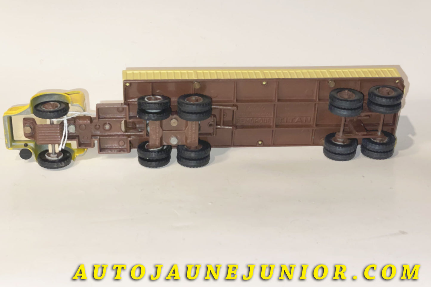 Le Solido Berliet Tracteur TBO avec essieu à 6roues avec semi remorque ridelles Titan est en vente sur Auto Jaune Junior ! Découvrez nos collections de diecast Tekno, Politoys, Mebetoys, Mercury, Joal, Diapet, Märklin, TootsieToys.AutoJaune Junior ; Vous avez le même jouet ? Profitez de notre expertise pour vous accompagner dans la vente de vos modèles ou votre collection ! Nous achetons tous lots de miniatures ! Contactez nous !