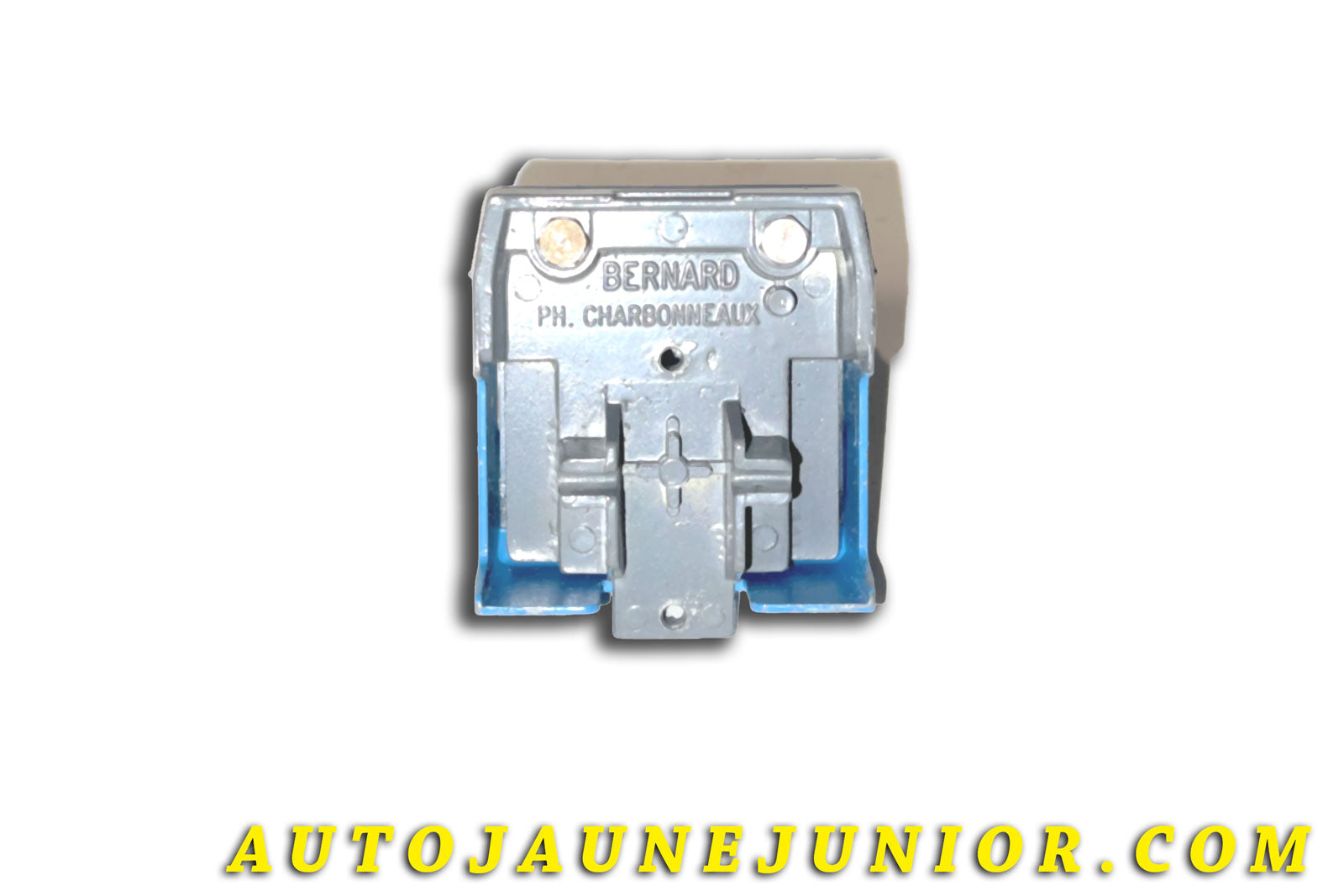 Le Solido Bernard Cabine Charbonneau (Rare couleure bleue !) est en vente sur Auto Jaune Junior ! Découvrez nos collections de diecast Tekno, Politoys, Mebetoys, Mercury, Joal, Diapet, Märklin, TootsieToys.AutoJaune Junior ; Vous avez le même jouet ? Profitez de notre expertise pour vous accompagner dans la vente de vos modèles ou votre collection ! Nous achetons tous lots de miniatures ! Contactez nous !