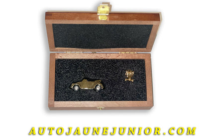 Le Schuco Volkswagen Coffret "Noel 2012" avec 1200' Cabrioleyt et Pin's Monoplace0 est en vente sur Auto Jaune Junior ! Découvrez nos collections de diecast Tekno, Politoys, Mebetoys, Mercury, Joal, Diapet, Märklin, TootsieToys.AutoJaune Junior ; Vous avez le même jouet ? Profitez de notre expertise pour vous accompagner dans la vente de vos modèles ou votre collection ! Nous achetons tous lots de miniatures ! Contactez nous !