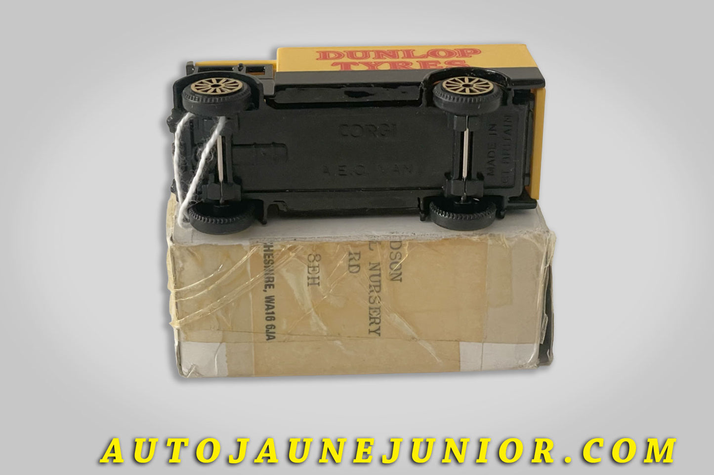 #5035 - Corgi Toys - AEC - Van  " Dunlop Tyres"