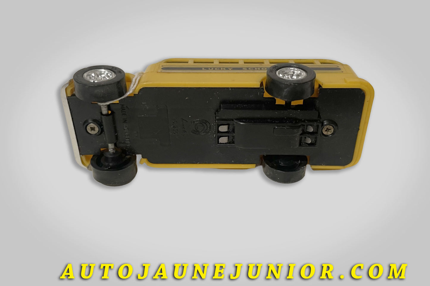 Le Lucky GMC autocar "Lucky School Bus" est en vente sur Auto Jaune Junior ! Découvrez nos collections de diecast Tekno, Politoys, Mebetoys, Mercury, Joal, Diapet, Märklin, TootsieToys.AutoJaune Junior ; Vous avez le même jouet ? Profitez de notre expertise pour vous accompagner dans la vente de vos modèles ou votre collection ! Nous achetons tous lots de miniatures ! Contactez nous !