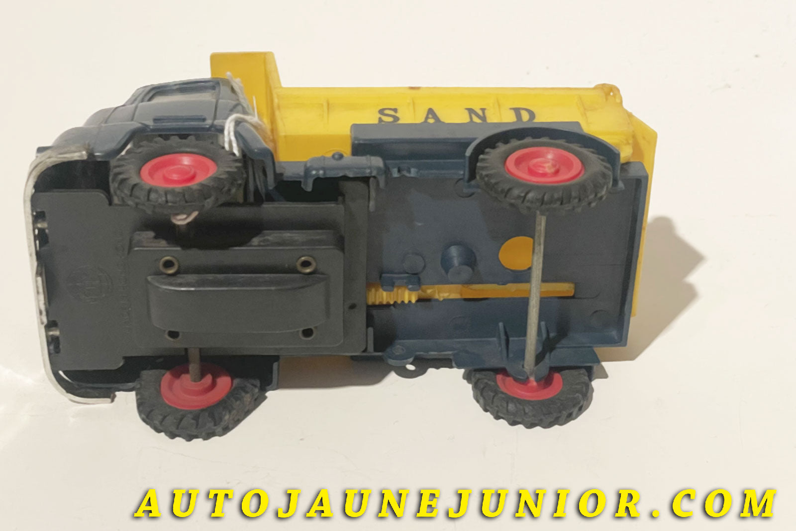 Le OK Albion Camion benne basculante "Sand" est en vente sur Auto Jaune Junior ! Découvrez nos collections de diecast Tekno, Politoys, Mebetoys, Mercury, Joal, Diapet, Märklin, TootsieToys.AutoJaune Junior ; Vous avez le même jouet ? Profitez de notre expertise pour vous accompagner dans la vente de vos modèles ou votre collection ! Nous achetons tous lots de miniatures ! Contactez nous !